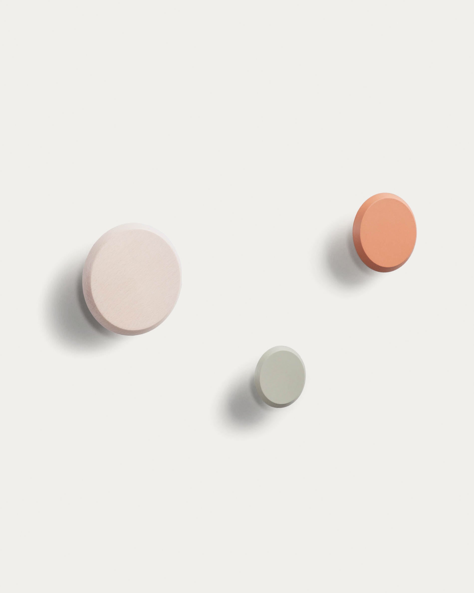 3D-Modell: Set aus 3 Wandhaken in Natur, Orange, Beige aus massiver Buche. Stilvoll, funktional, leicht zu montieren.