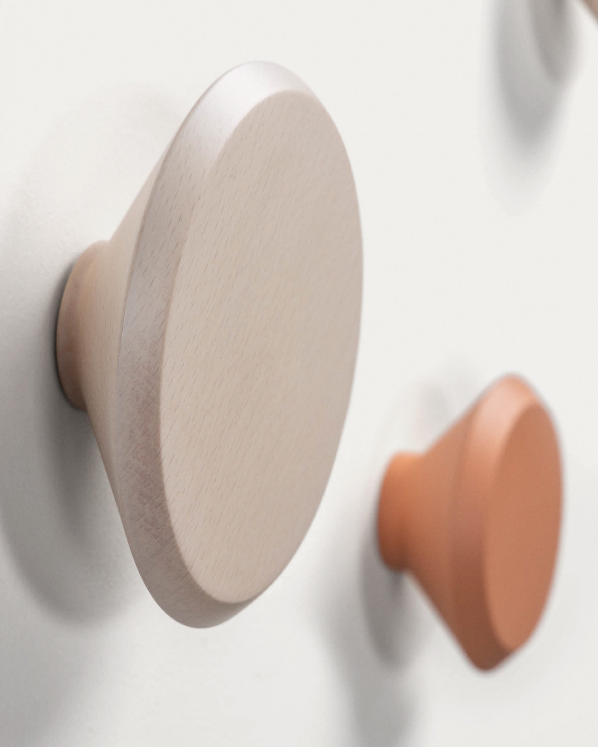 Entdecken Sie das Nadua Set mit 3 Wandhaken aus hochwertiger Buche in Natur, Orange und Beige. Stilvolles Design für Ihr Zuhause von Kave Home.