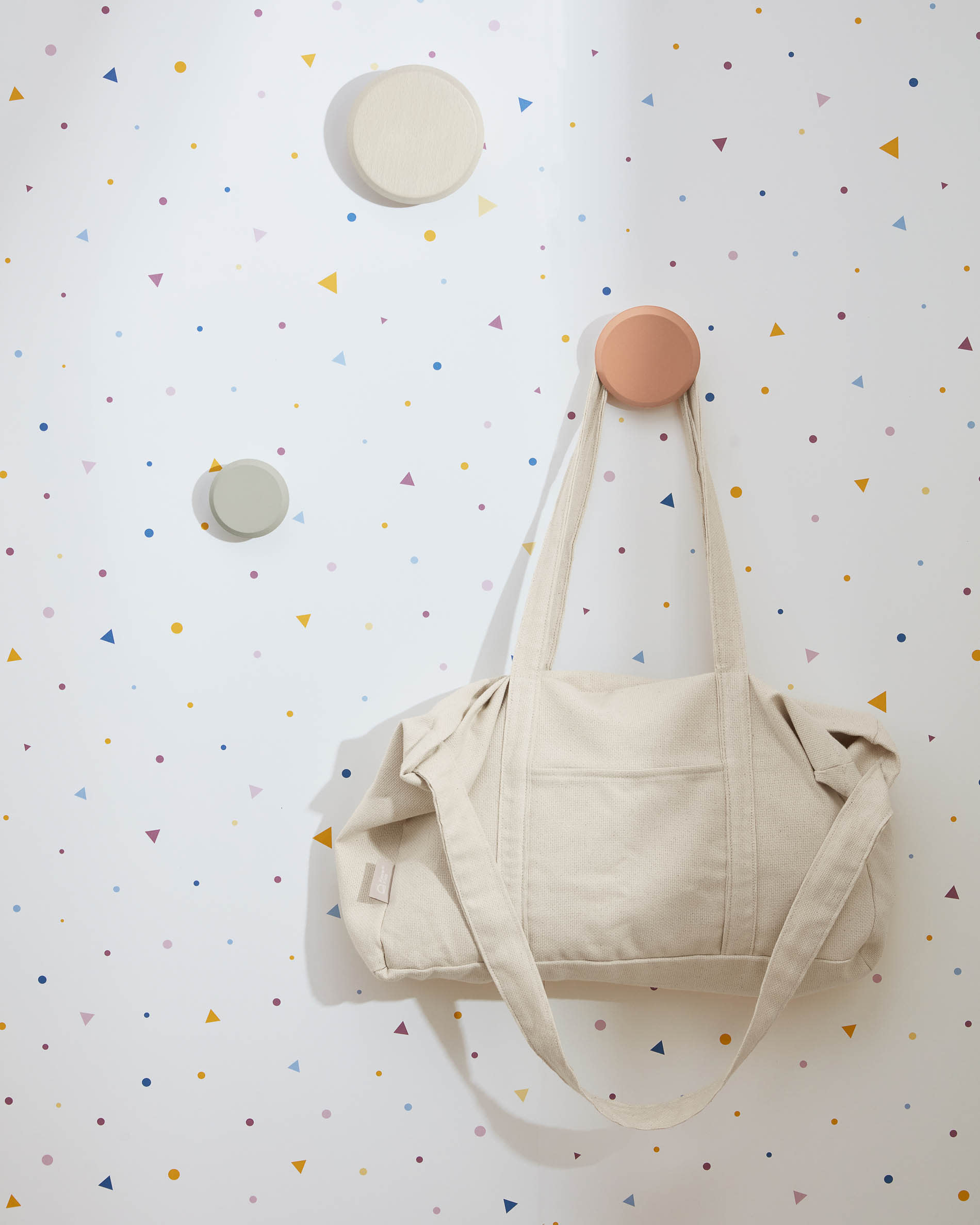 Verleihen Sie Ihrem Zuhause mit dem Nadua Set aus 3 Wandhaken aus massiver Buche in Natur, Orange und Beige einen stilvollen Akzent. Praktisch und elegant!