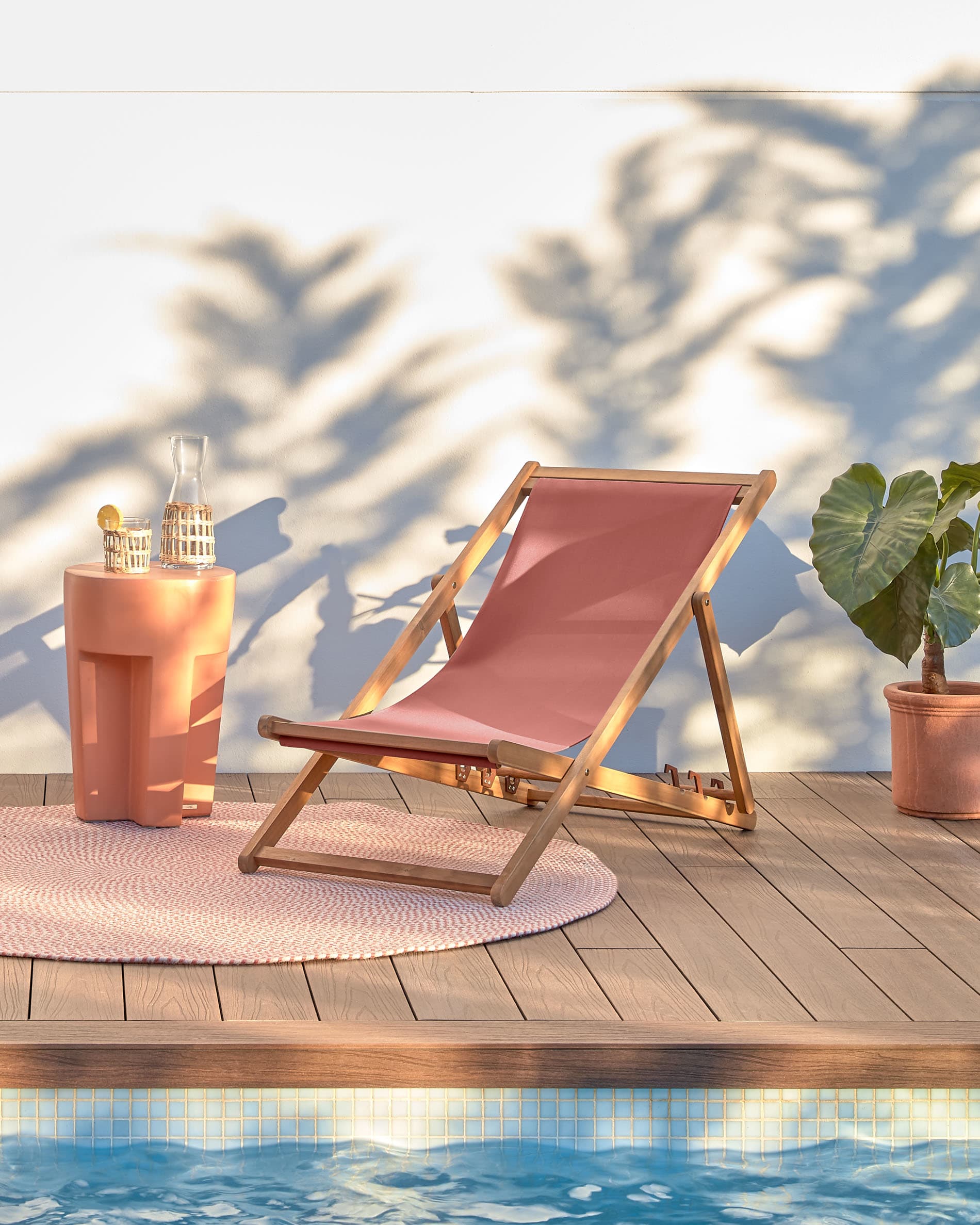 Nachhaltiger runder Teppich in Terrakotta, Ø 150 cm, aus 100% recyceltem PET. Perfekt für Innen- und Außenbereiche, pflegeleicht und langlebig.