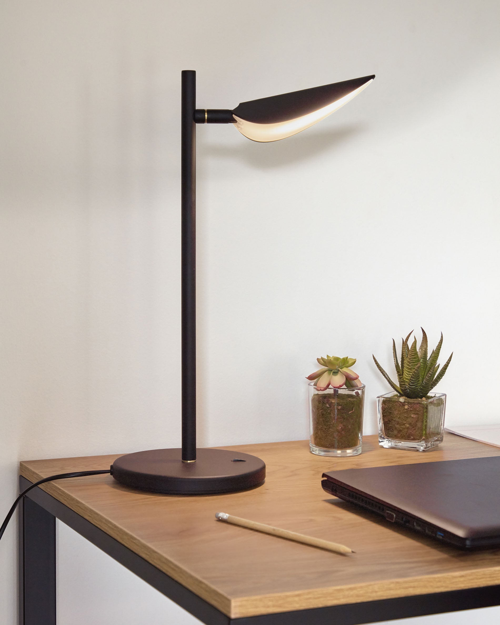Entdecken Sie die Veleira Tischlampe von Kave Home: Einzigartiges Design aus synthetischem Geflecht, ideal für stimmungsvolle Beleuchtung und jeden Einrichtungsstil.