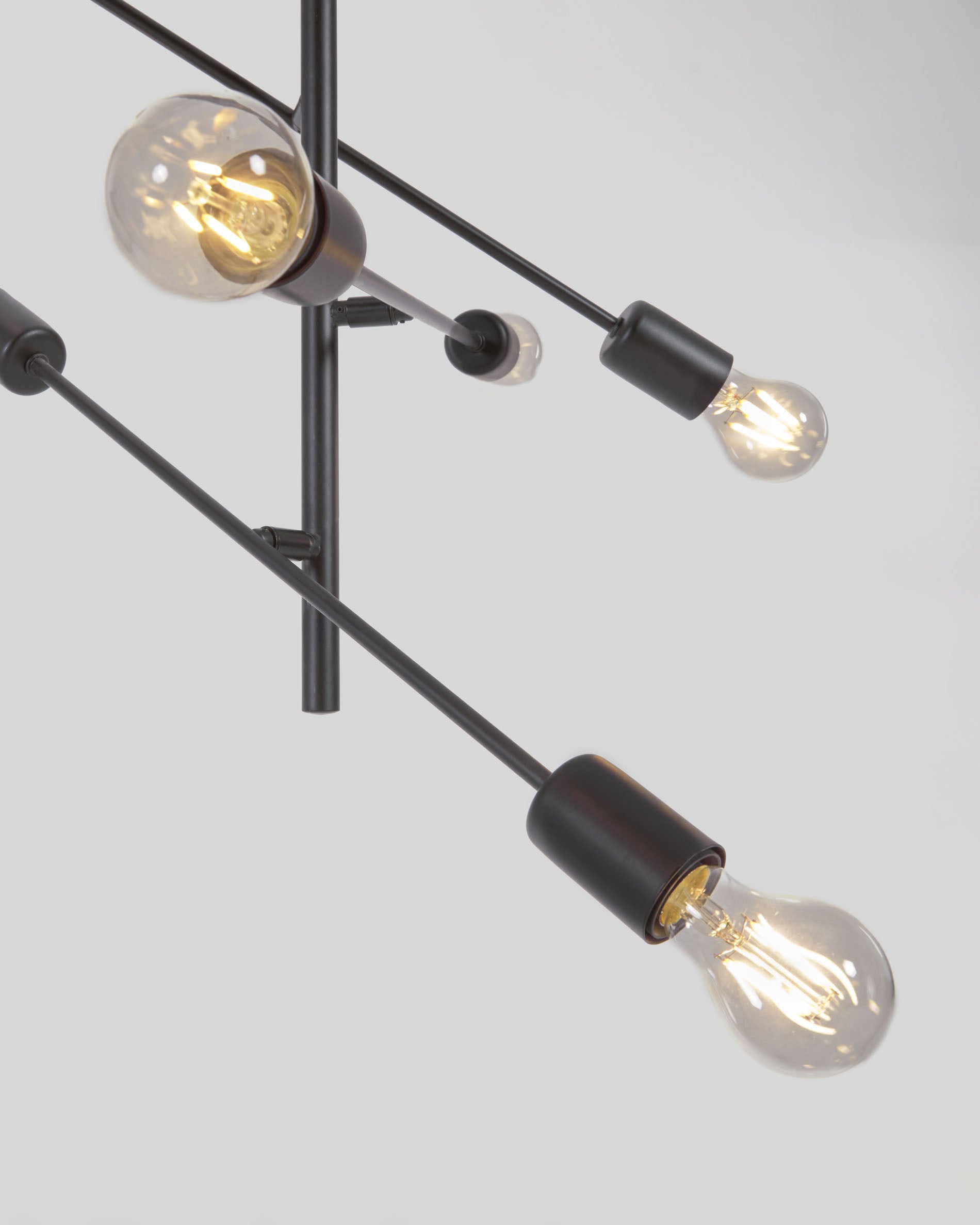 Der Spica Lampenschirm von Kave Home kombiniert stilvolles Design mit praktischer Nutzung und sorgt für ein warmes, diffuses Licht in jedem Raum.