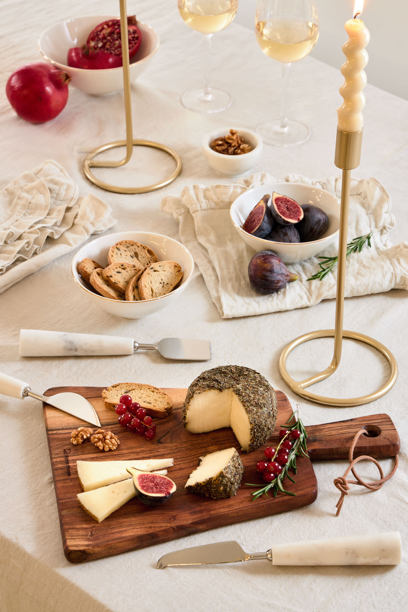 Der Babirye Kerzenhalter von Kave Home besticht durch sein modernes Design und bringt stilvolle Eleganz in Ihre Einrichtung.