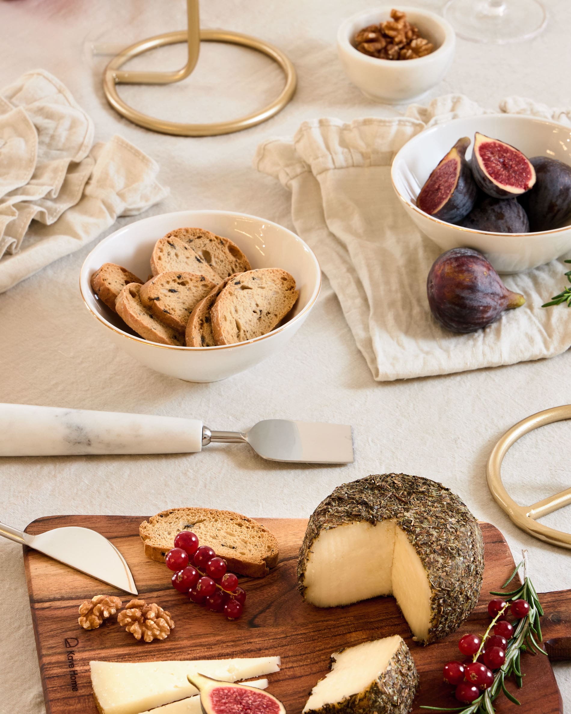 Der Babirye Kerzenhalter von Kave Home vereint modernes Design mit Qualität und setzt elegante Akzente in jedem Raum.