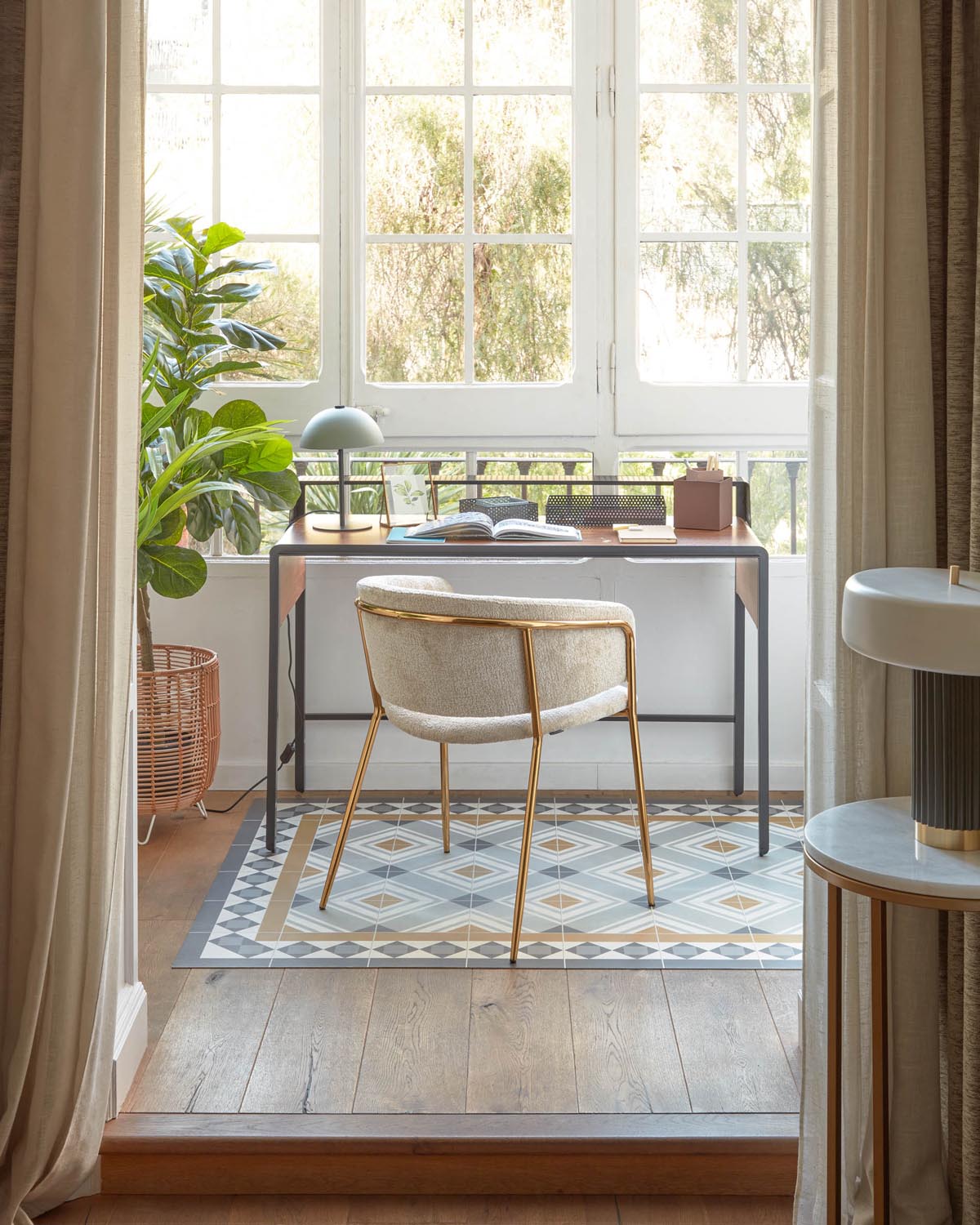 Aleyla Tischlampe: Stilvolles grünes Metall von Kave Home.