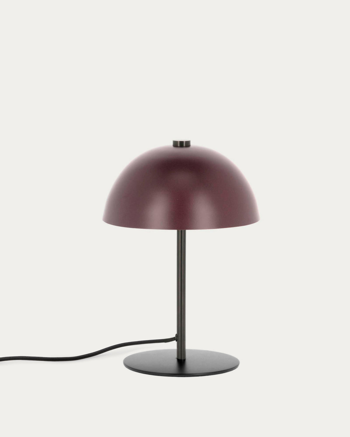 Aleyla Tischlampe aus Metall mit kastanienbraun Oberfläche in Rot präsentiert im Onlineshop von KAQTU Design AG. Tischleuchte ist von Kave Home