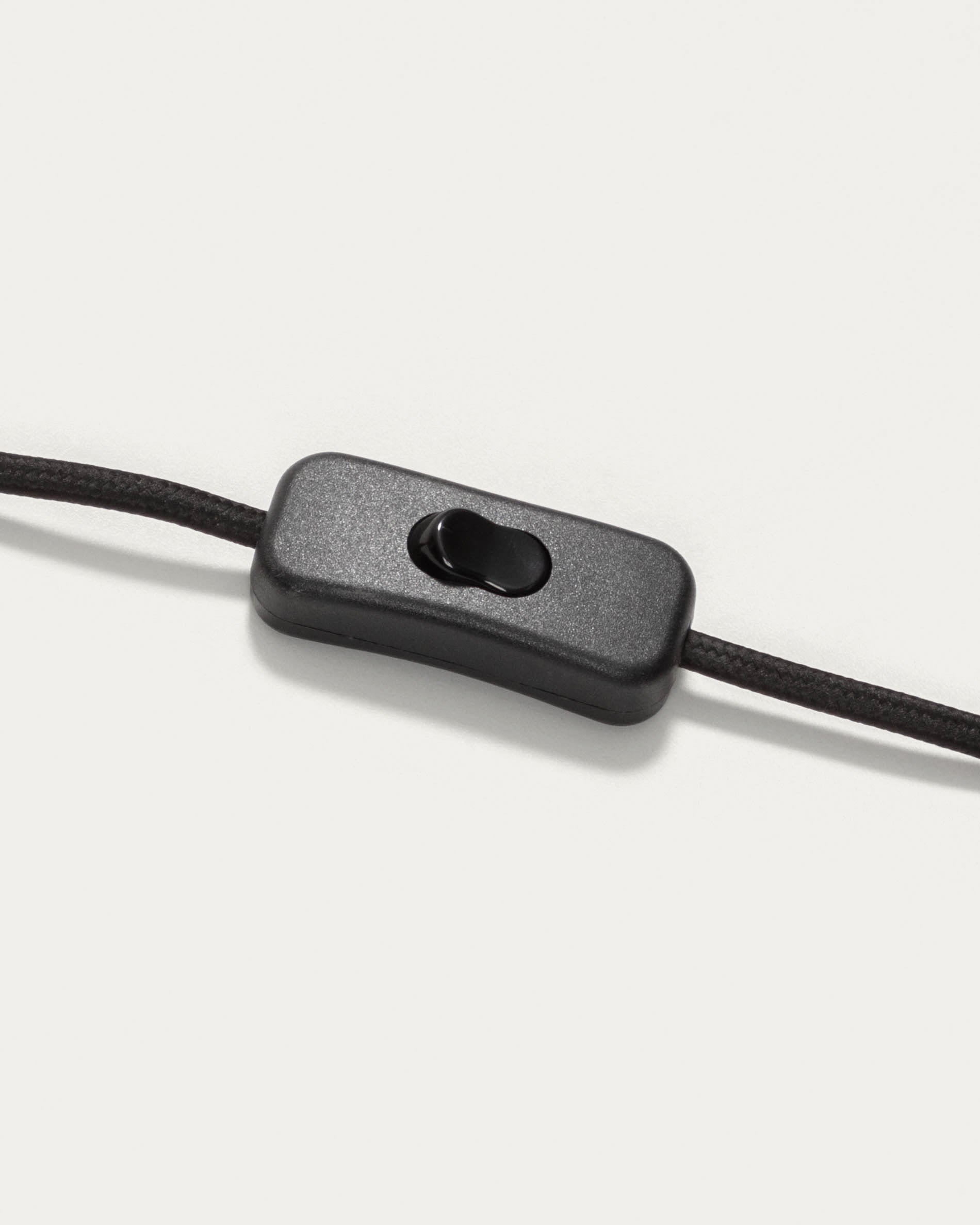 Die Carlisa Tischlampe von Kave Home vereint elegantes Design und warme Lichtverteilung, ideal für stilvolle Akzente in jedem Raum.