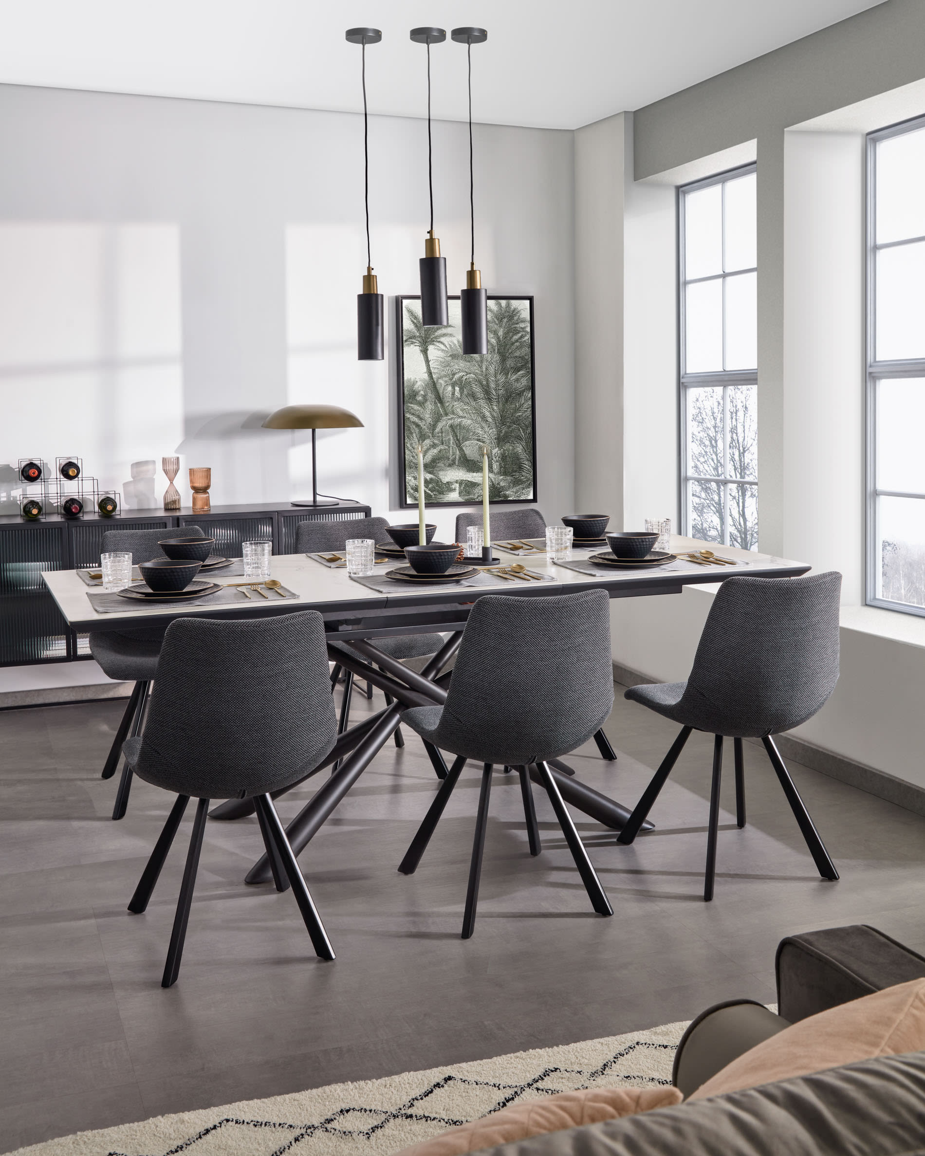 Die Carlisa Tischlampe von Kave Home bietet elegantes Design und praktische Beleuchtung für ein modernes Ambiente.