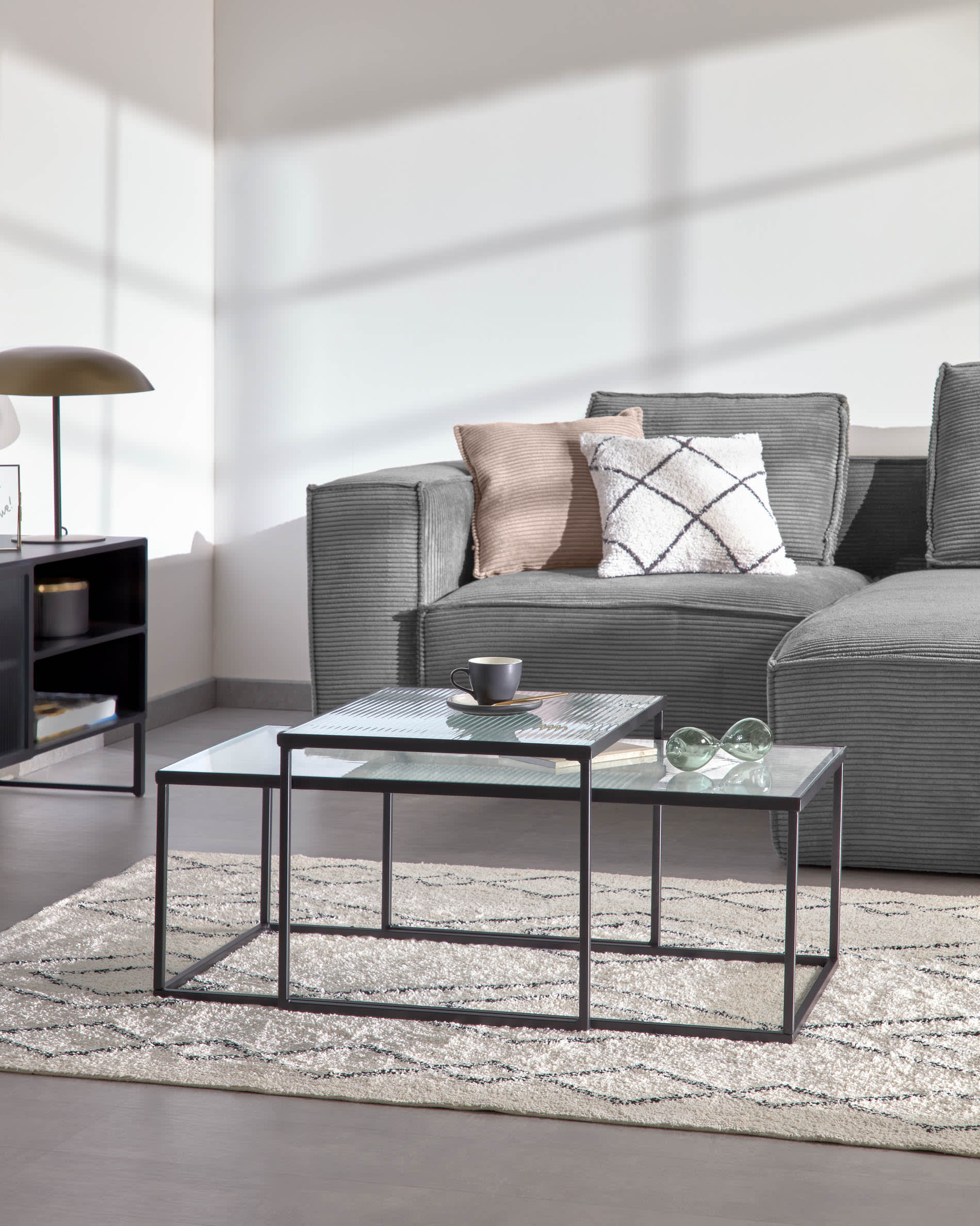 Die Carlisa Tischlampe von Kave Home kombiniert stilvolles Design mit funktionaler Beleuchtung für zeitgemässe Wohnräume.