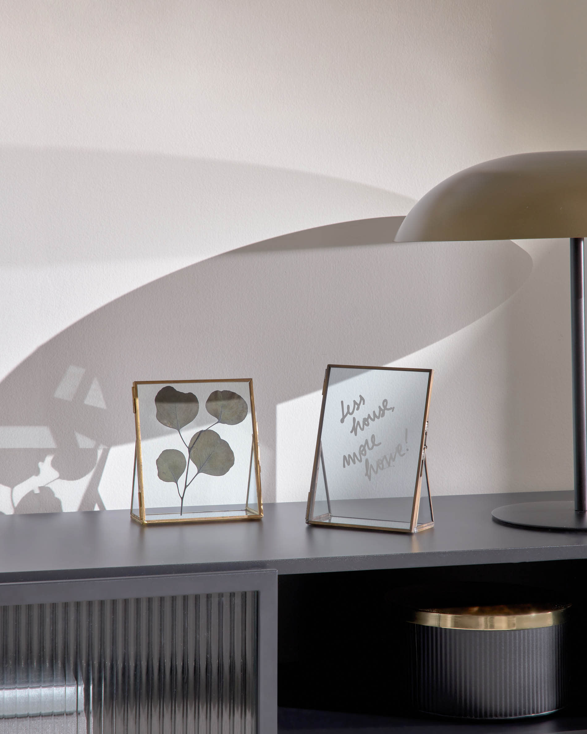 Die Carlisa Tischlampe von Kave Home kombiniert zeitgemässes Design mit Funktionalität und verleiht jedem Raum eine elegante Note.