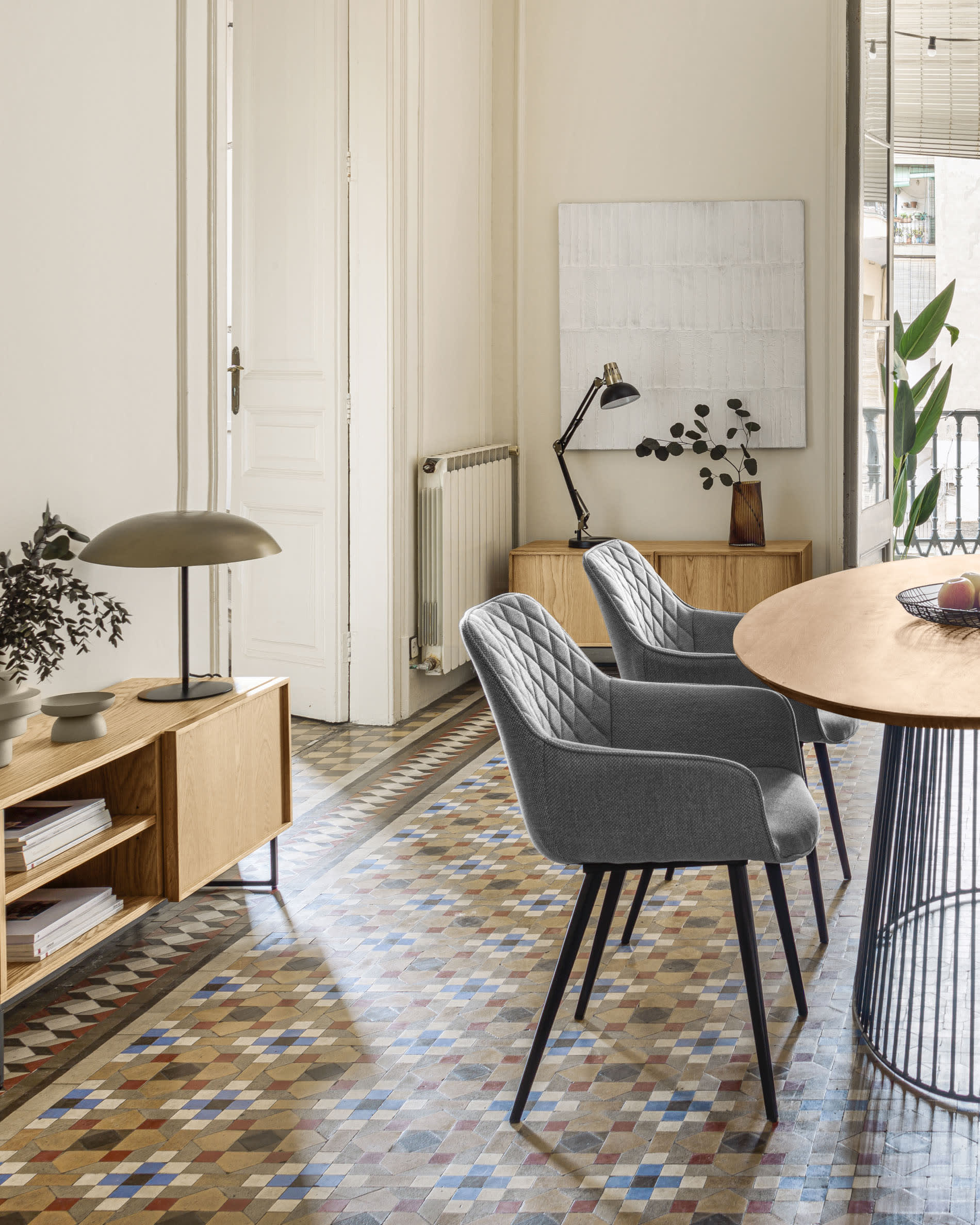 Die Carlisa Tischlampe von Kave Home bietet modernes Design und praktische Beleuchtung für stilvolle Wohnräume.