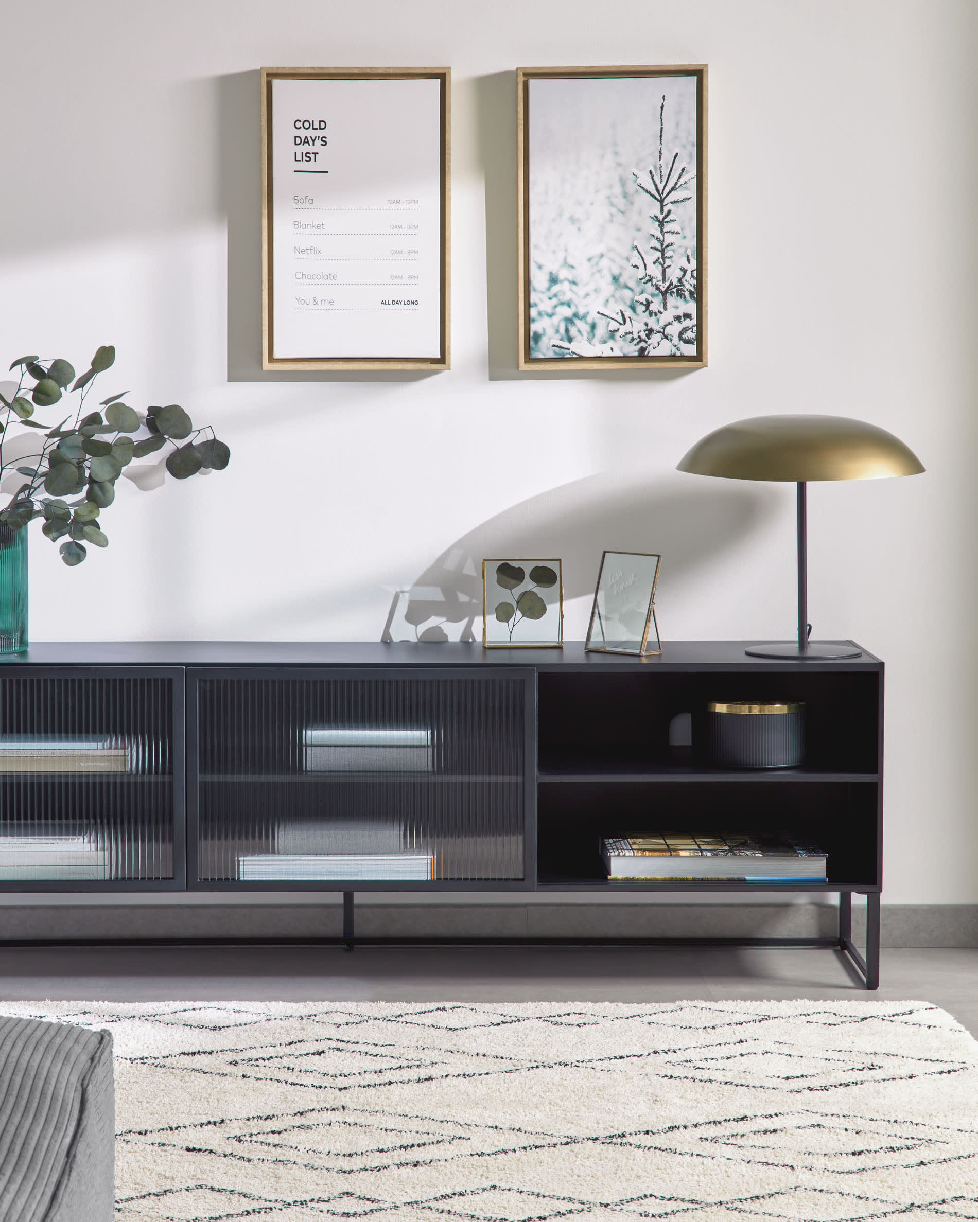 Die Carlisa Tischlampe von Kave Home besticht durch modernes Design und Funktionalität, ideal für stilvolle Wohnräume.