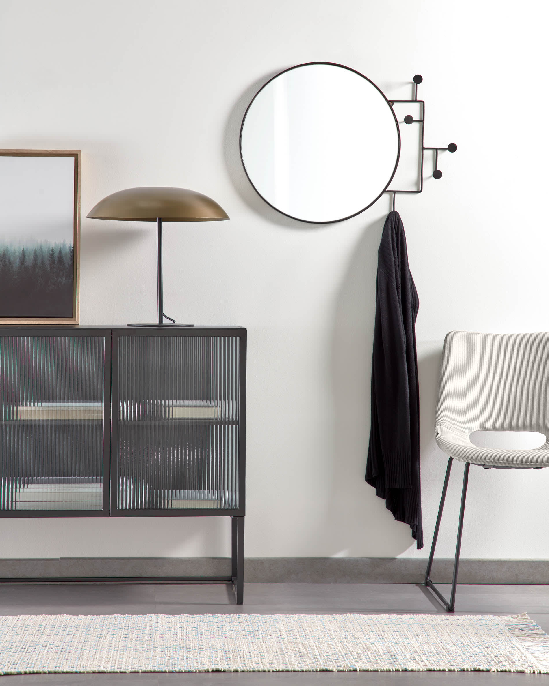 Die Carlisa Tischlampe von Kave Home kombiniert zeitgemässes Design mit praktischer Beleuchtung, perfekt für moderne Wohnräume.