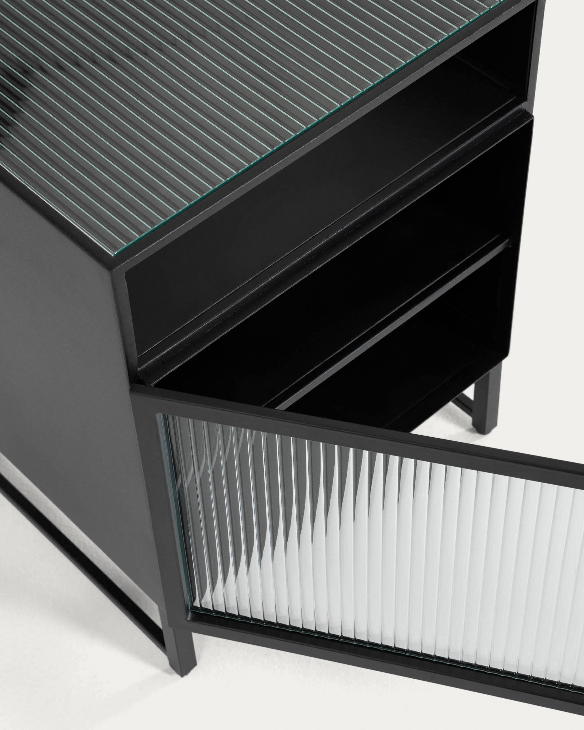 Moderner Nachttisch aus schwarzem Stahl, 45 x 58 cm, von Kave Home. Ideal für zeitgemäße Schlafzimmer und elegante Wohnräume.