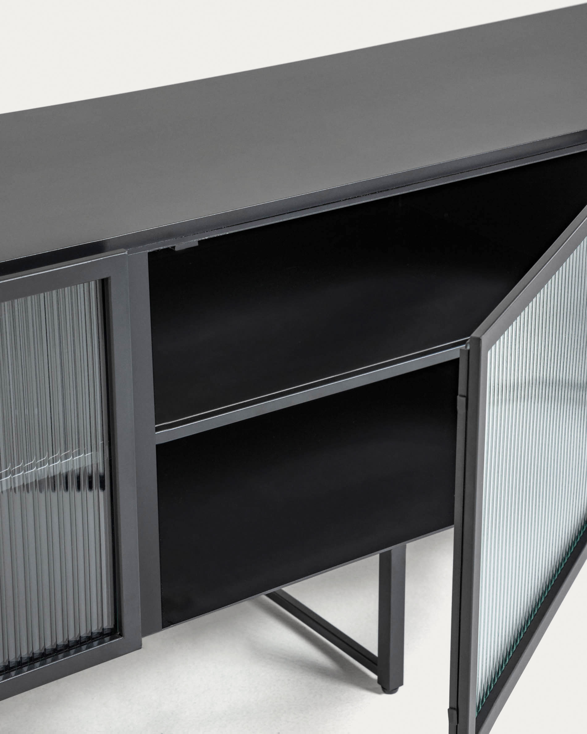 Moderner TV-Schrank aus schwarzem Stahl, 180x58 cm, mit 2 Türen. Stilvolles Design von Kave Home für zeitgemäße Wohnräume.