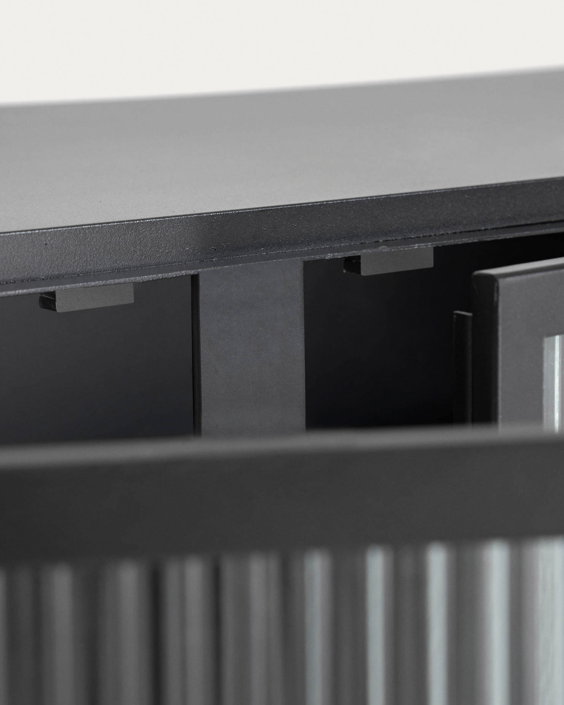 Moderner TV-Schrank aus schwarzem Stahl, 180x58 cm, mit 2 Türen. Stilvolles Design von Kave Home für zeitgemäße Wohnräume.