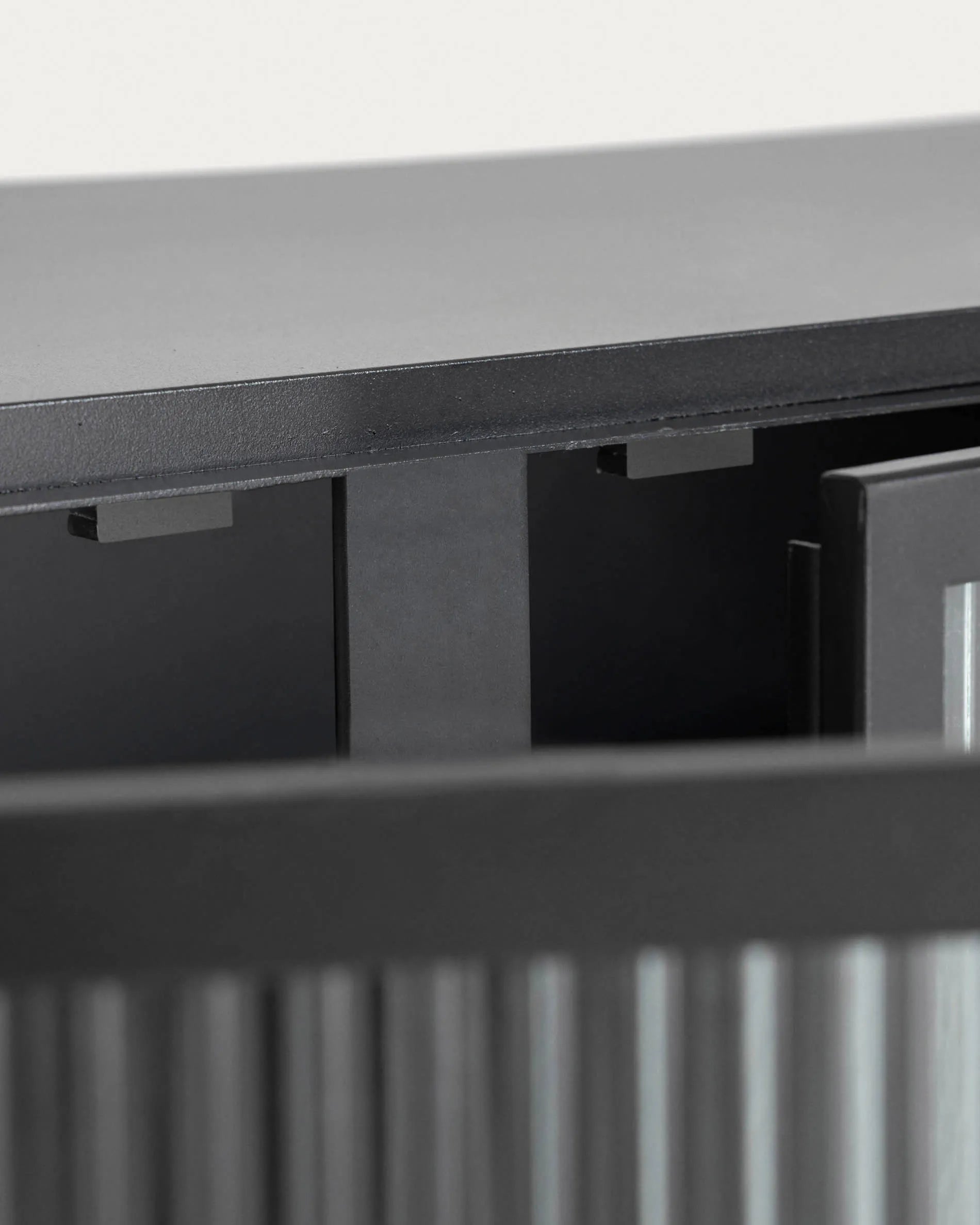 Moderner TV-Schrank aus schwarzem Stahl, 180x58 cm, mit 2 Türen. Stilvolles Design von Kave Home für zeitgemäße Wohnräume.