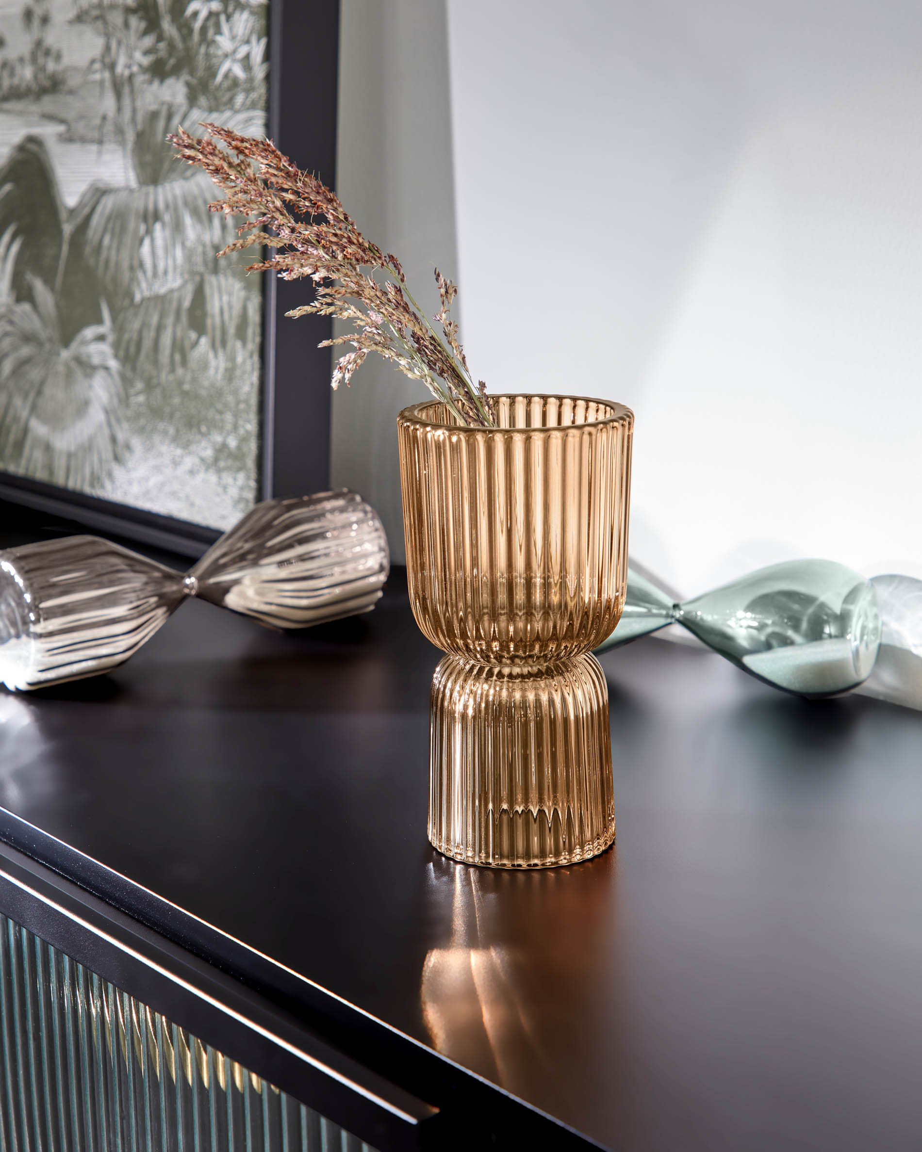 Eleganter TV-Schrank aus schwarzem Stahl mit 2 Türen, 180x58 cm, von Kave Home. Perfekt für modernes Wohnen.