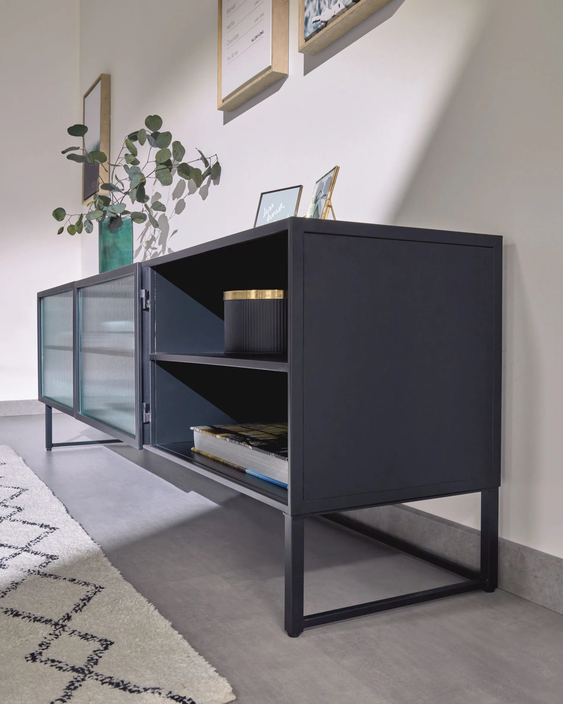 Moderner TV-Schrank aus schwarzem Stahl, 180x58 cm, mit 2 Türen. Stilvolles Design von Kave Home für zeitgemäße Wohnräume.