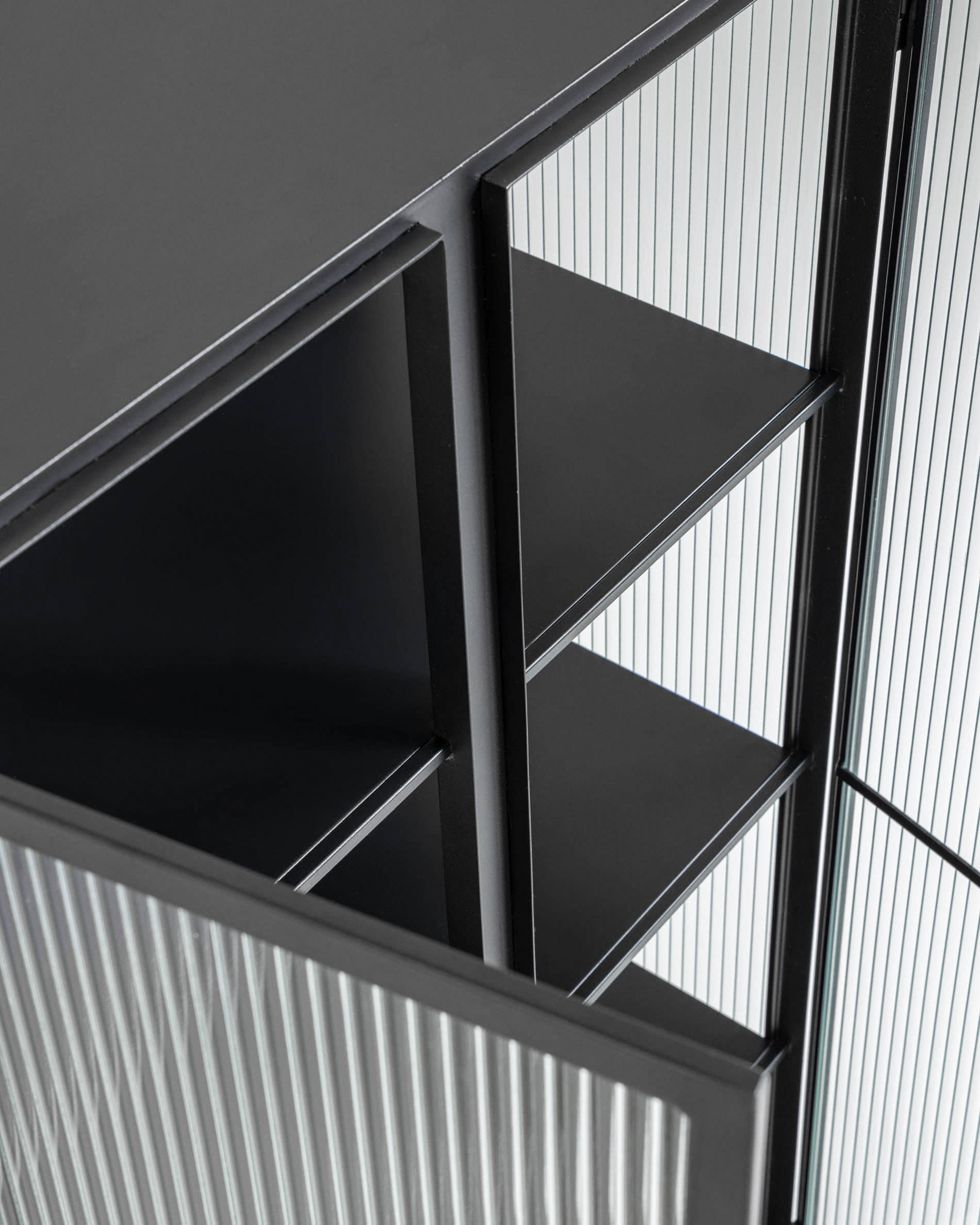 Die Trixie Vitrine von Kave Home, 70x143 cm, aus schwarzem Stahl, kombiniert modernes Design mit praktischer Aufbewahrung.