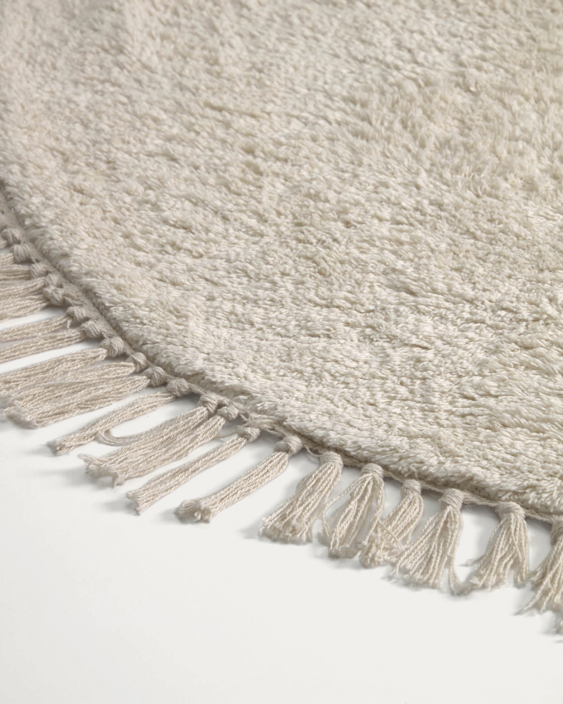 Entdecke den Orwen runden Teppich von Kave Home, Ø 100 cm, aus 100% Baumwolle. Perfekt für stilvolle Akzente und pflegeleicht für jeden Raum.