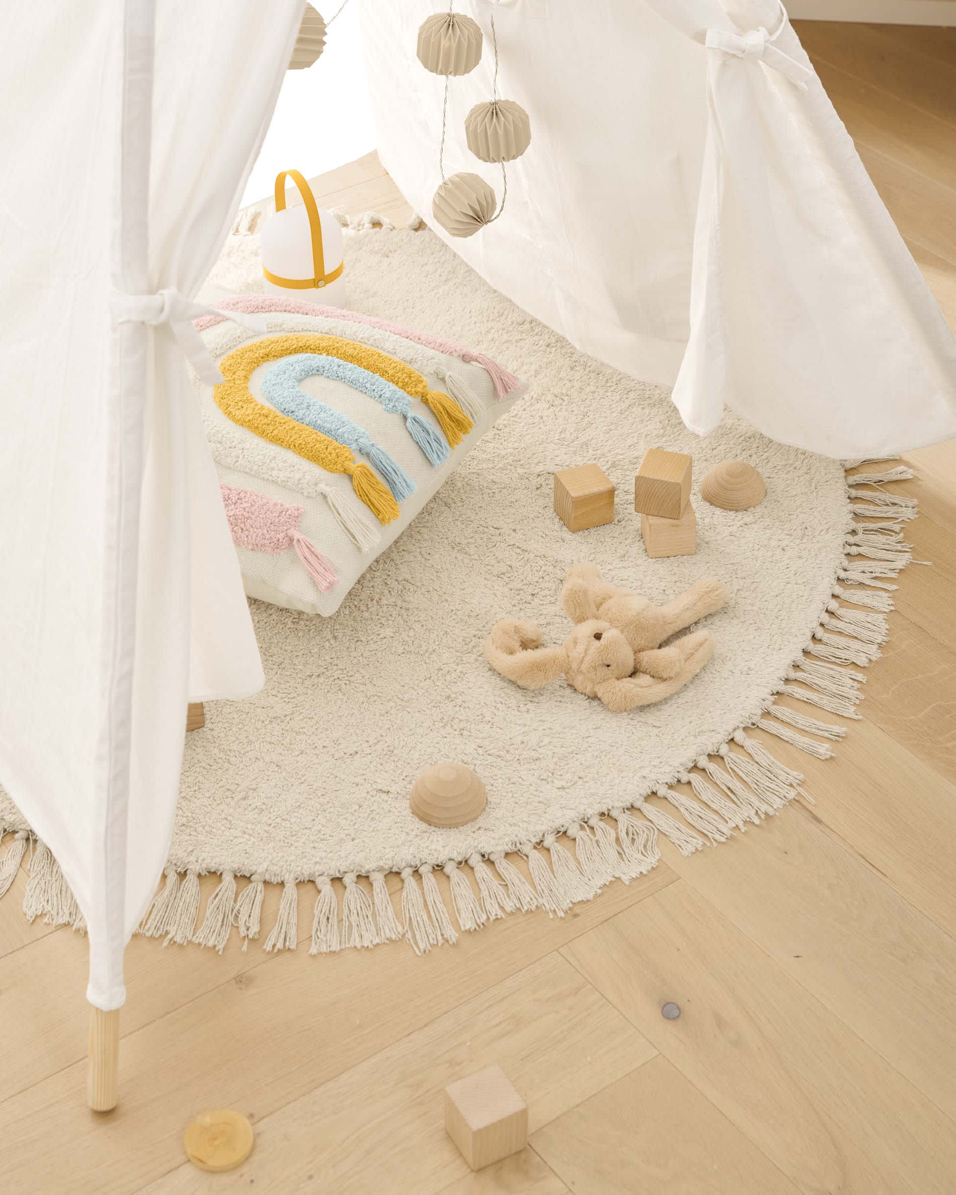 Eleganter runder Teppich Orwen von Kave Home, Ø 100 cm, aus 100% Baumwolle. Perfekt für stilvolle Akzente in jedem Raum.