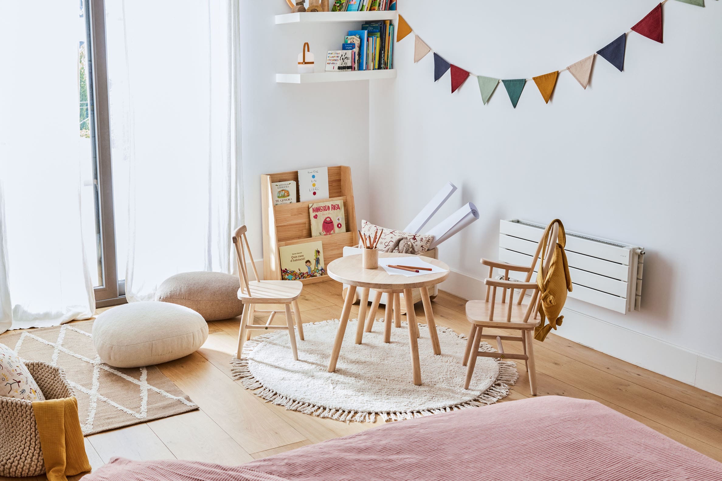 Stilvoller runder Teppich Orwen von Kave Home, Ø 100 cm, aus 100% Baumwolle. Ideal für gemütliche Akzente und pflegeleicht für jeden Haushalt.