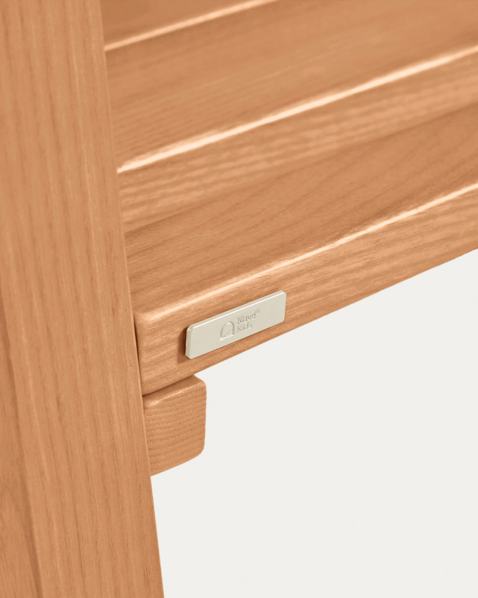 Stilvoller Maralis Tipi-Kleiderständer aus robustem Buchenholz, 148 x 50 cm, ideal für ein organisiertes und kreatives Kinderzimmer.