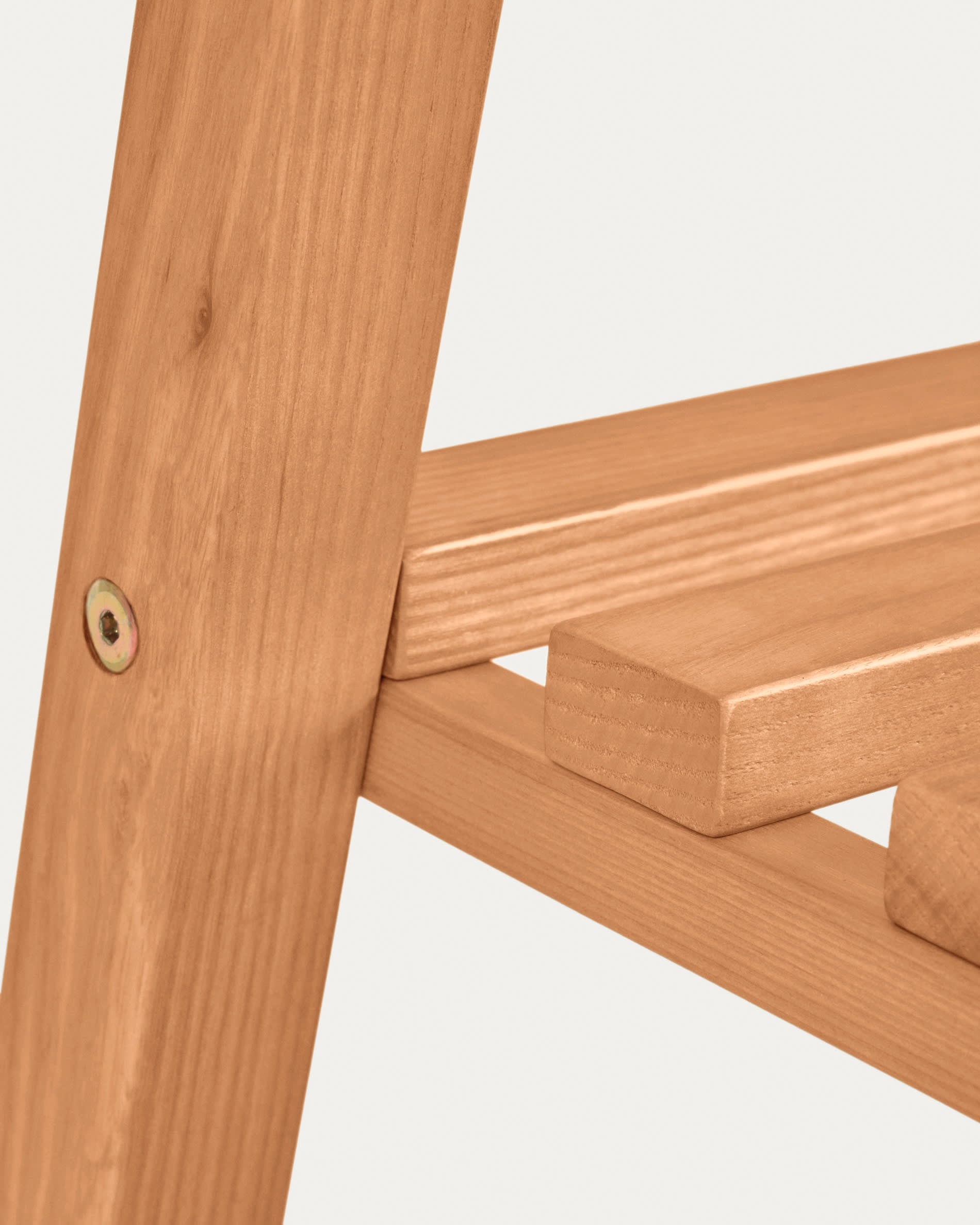 Der Maralis Tipi-Kleiderständer aus robustem Buchenholz (148 x 50 cm) vereint Stil und Funktionalität und bringt Ordnung ins Kinderzimmer.