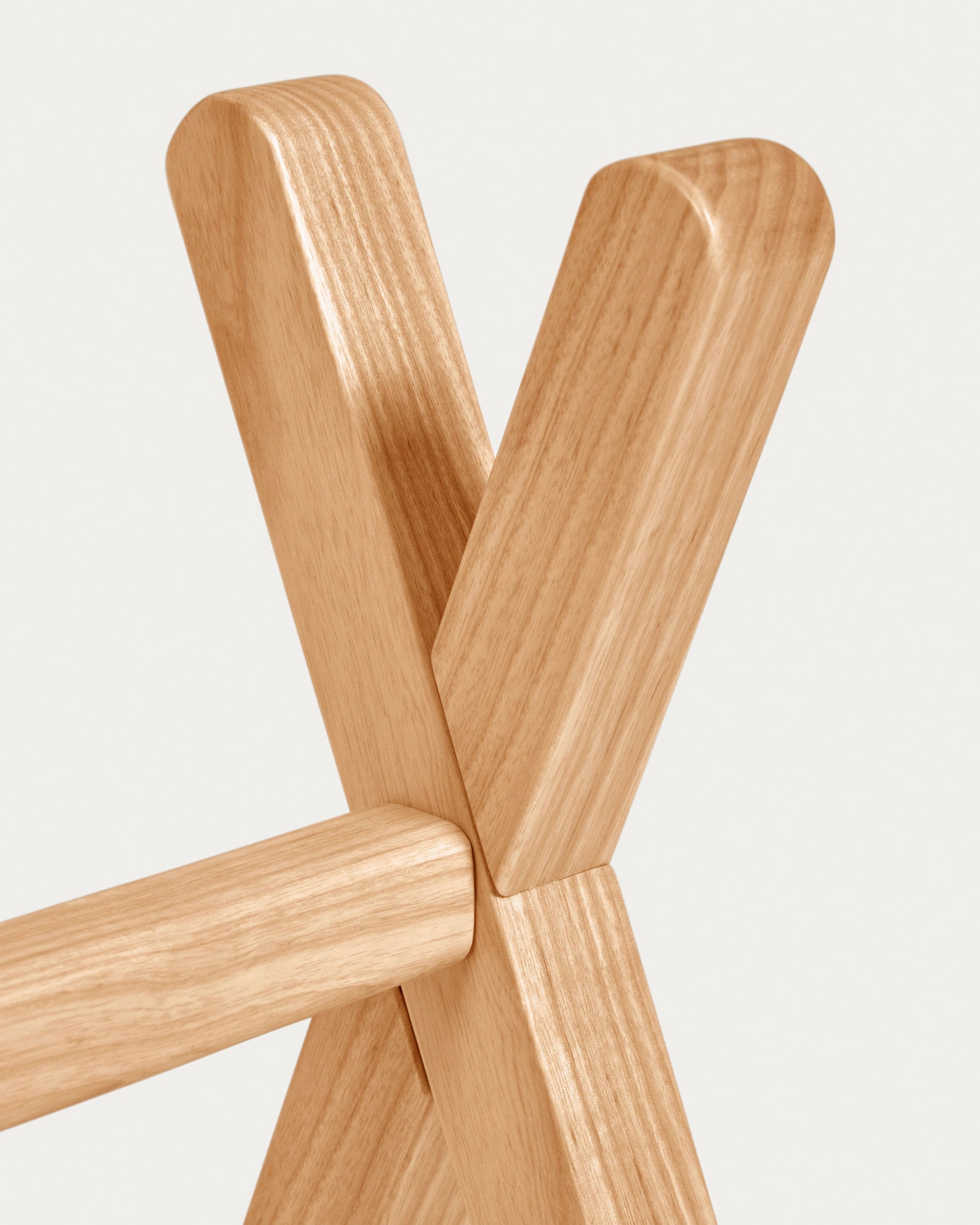 Erleben Sie den Babytrainer Tipi Maralis aus robustem Buchenholz – ein kreatives Spielzeug, das die motorischen Fähigkeiten und Neugier Ihres Kindes anregt.