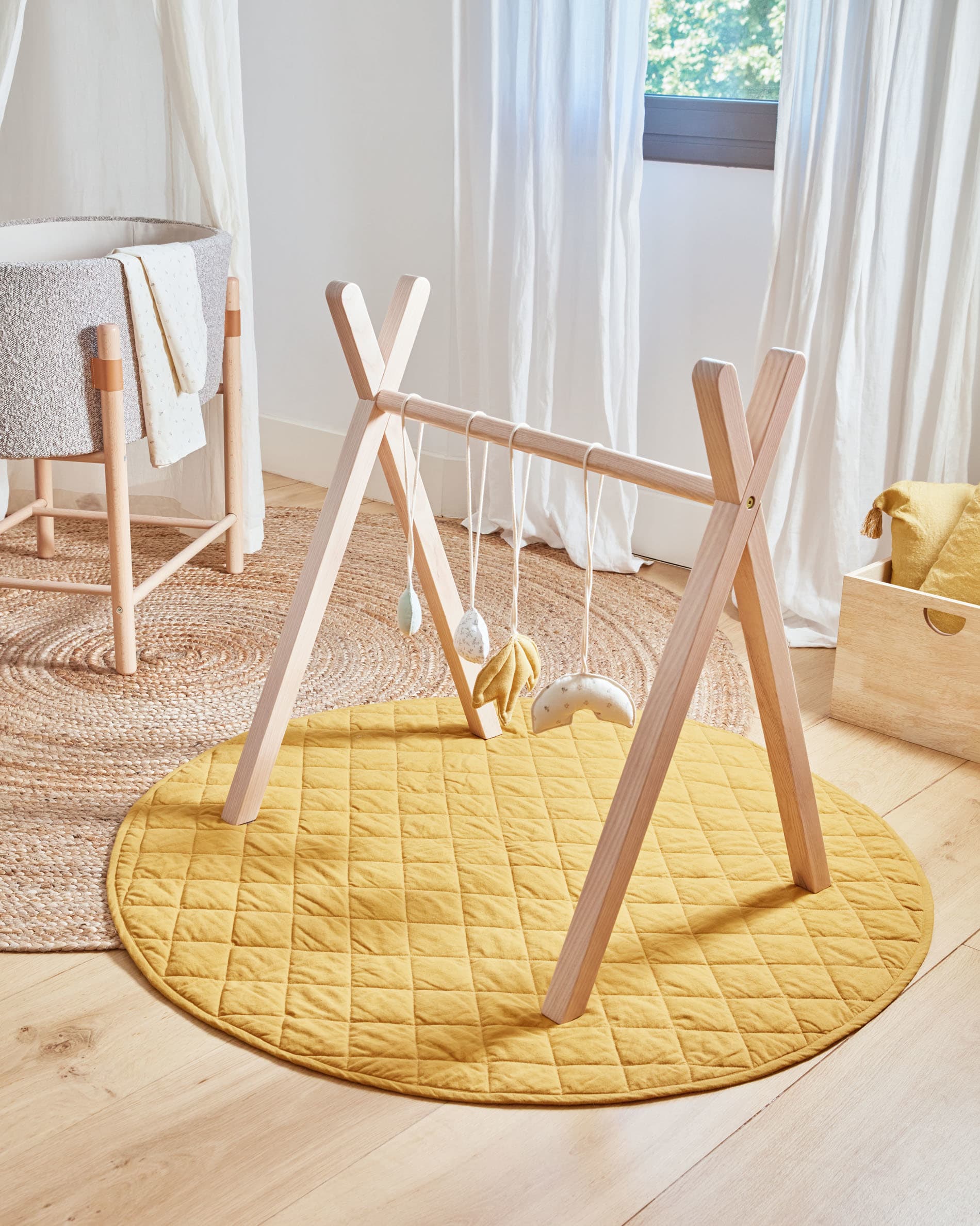 Erleben Sie den Babytrainer Tipi Maralis aus robustem Buchenholz – ein kreatives Spielzeug, das die Entwicklung und Neugier Ihres Babys spielerisch unterstützt.