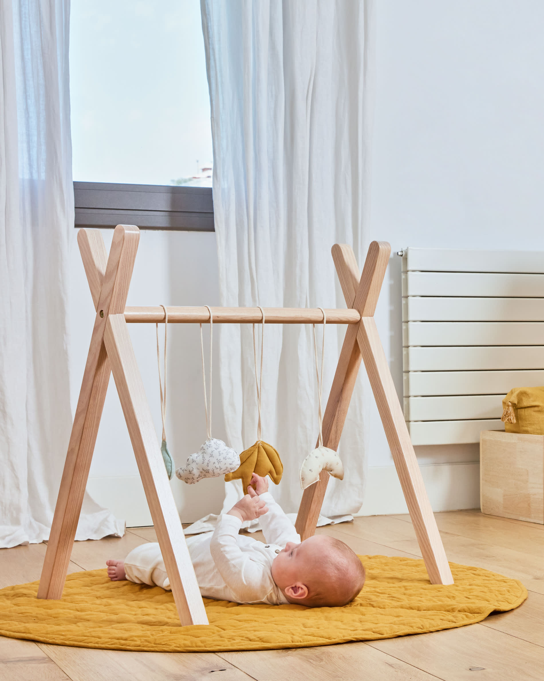 Erleben Sie den Babytrainer Tipi Maralis aus robustem Buchenholz – ein kreatives Spielzeug, das die Neugier und Motorik Ihres Kindes anregt.