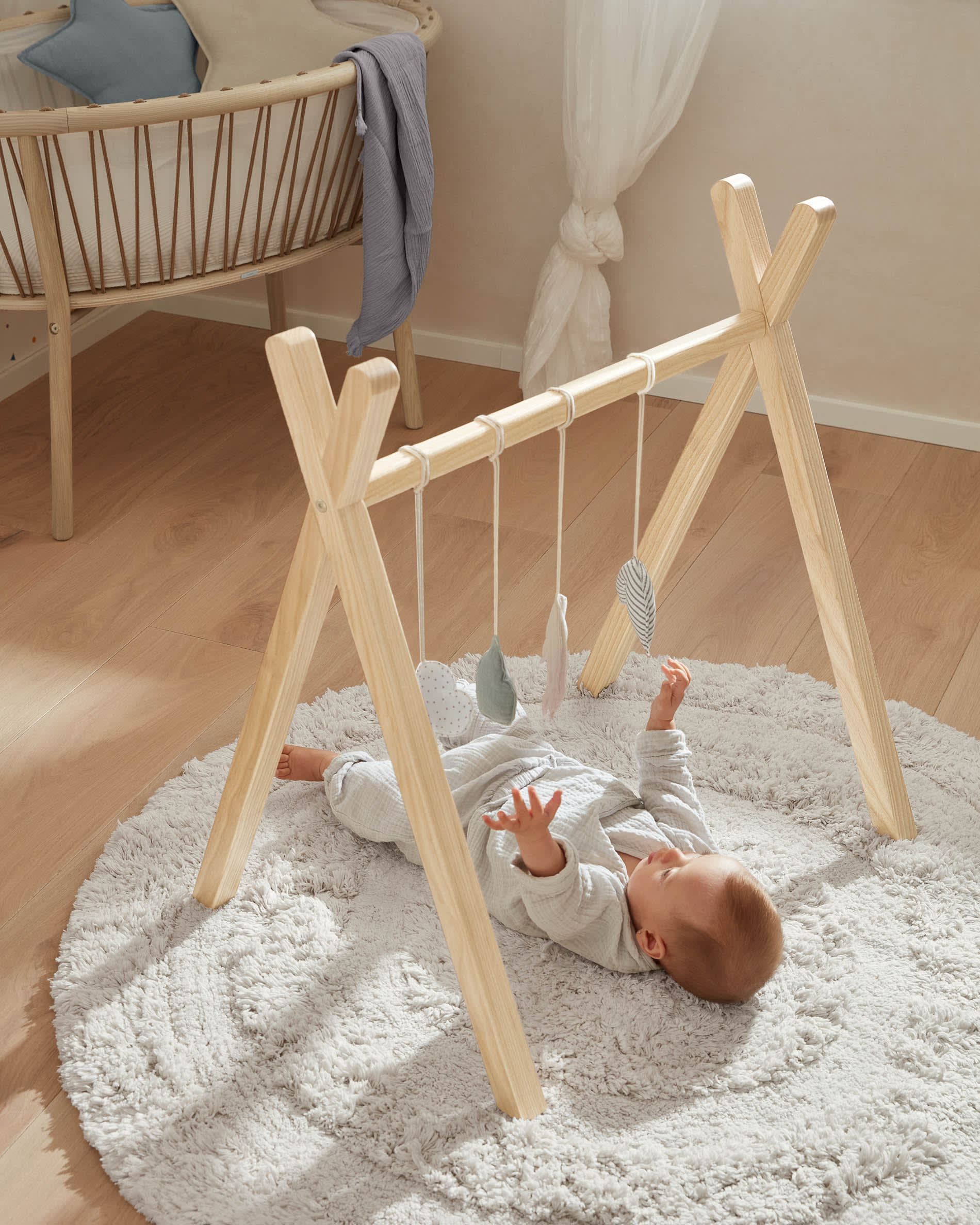 Babytrainer Tipi Maralis aus massivem Buchenholz von Kave Home, ideal für Babys, robust, stilvoll und nachhaltig.