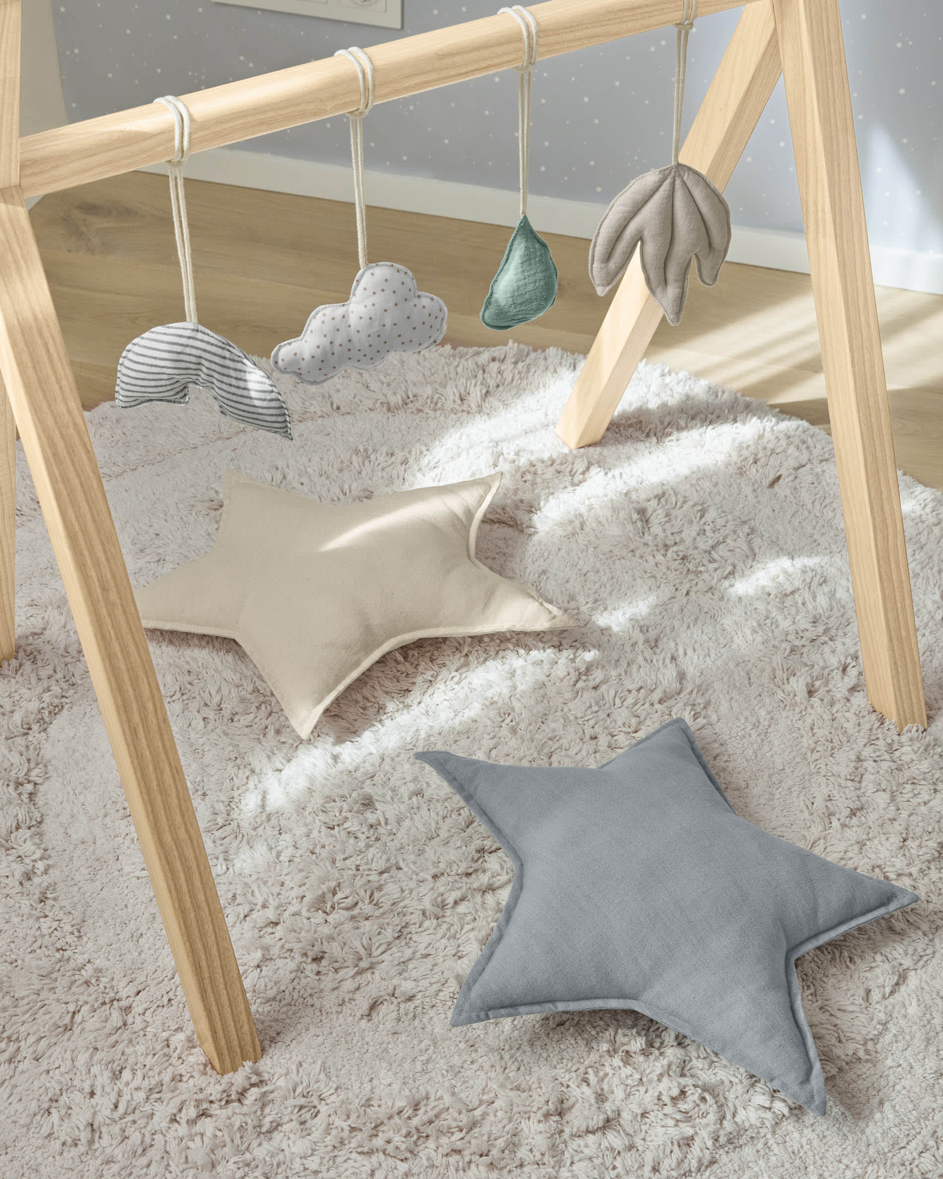 Babytrainer Tipi Maralis aus Buchenholz, nachhaltig und robust, fördert Babys Entwicklung, stilvoll von Kave Home.