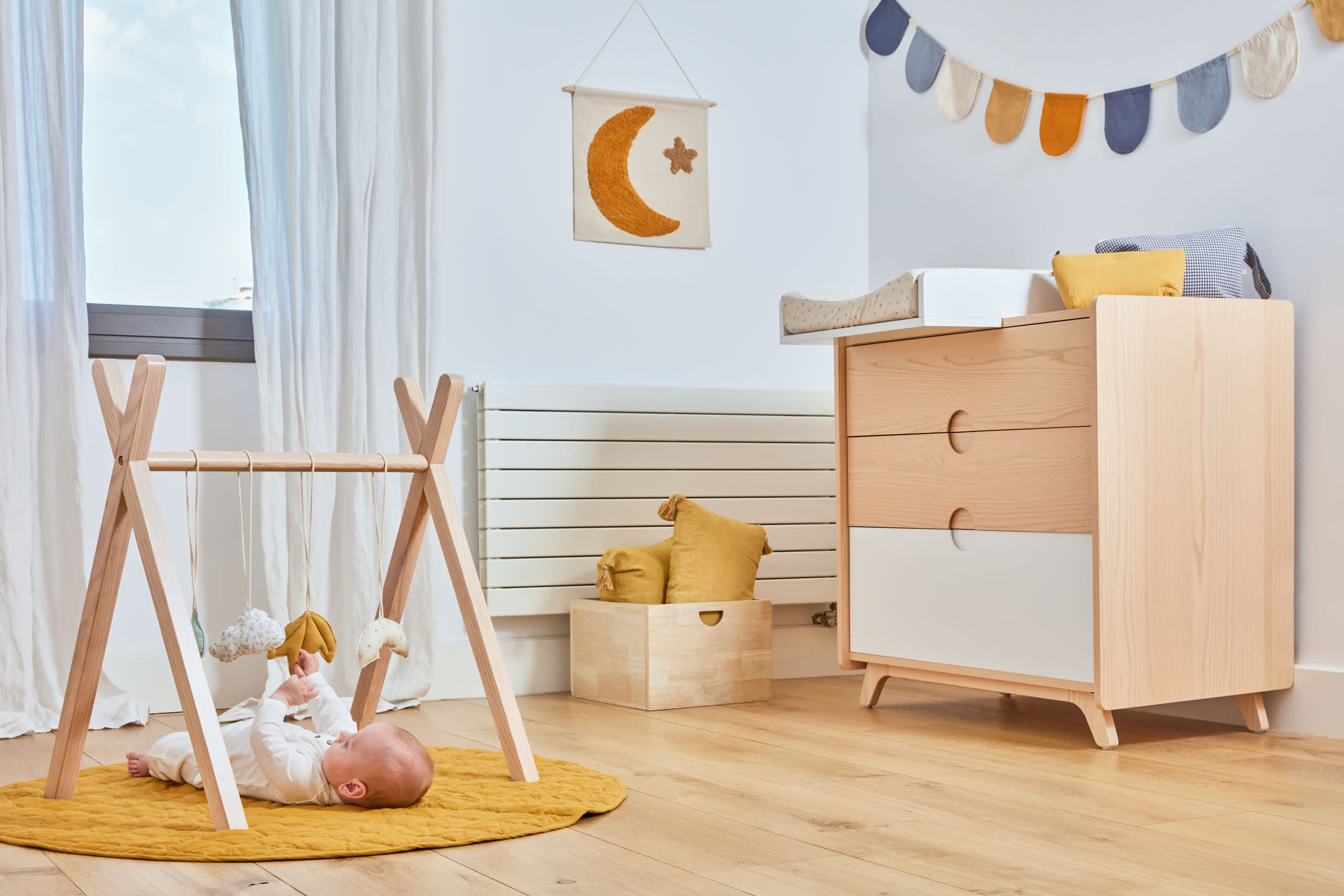 Babytrainer Tipi Maralis aus Buchenholz, robust und umweltfreundlich, unterstützt die motorische Entwicklung Ihres Babys.