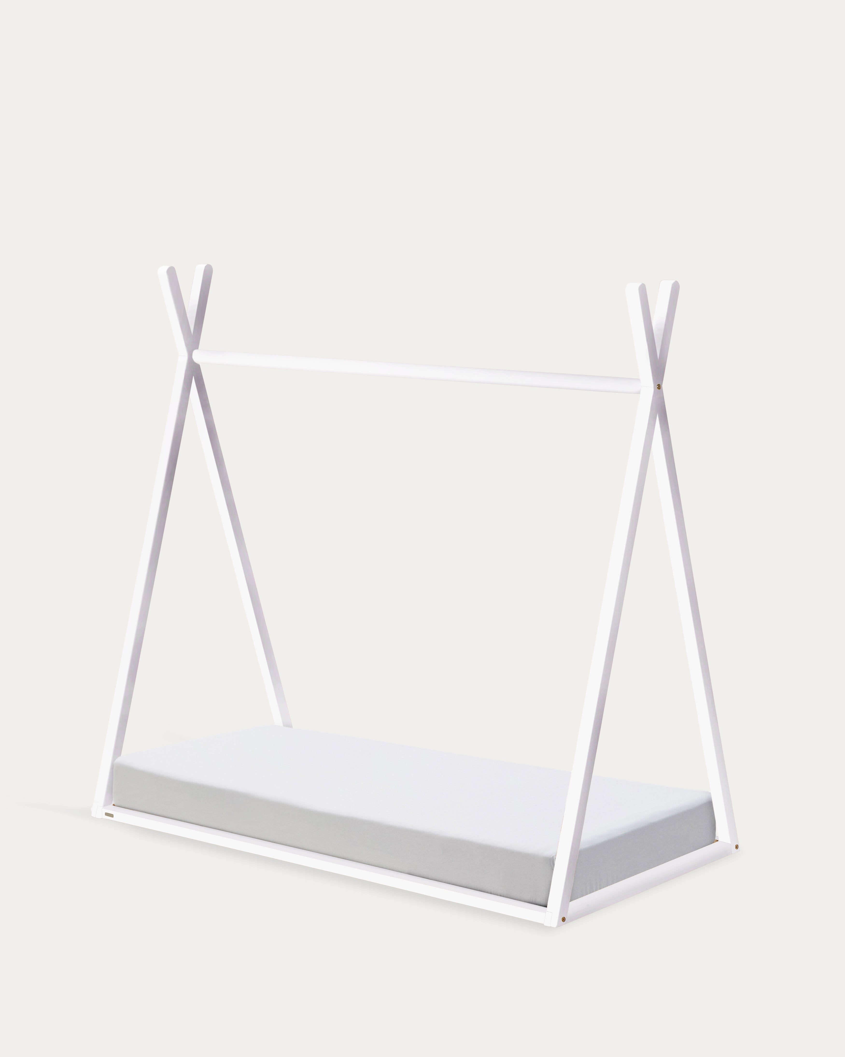 Das Maralis Tipi-Bett aus massiver Buche mit weissem Finish bietet ein stilvolles, sicheres und fantasieanregendes Schlafumfeld für Kinder.