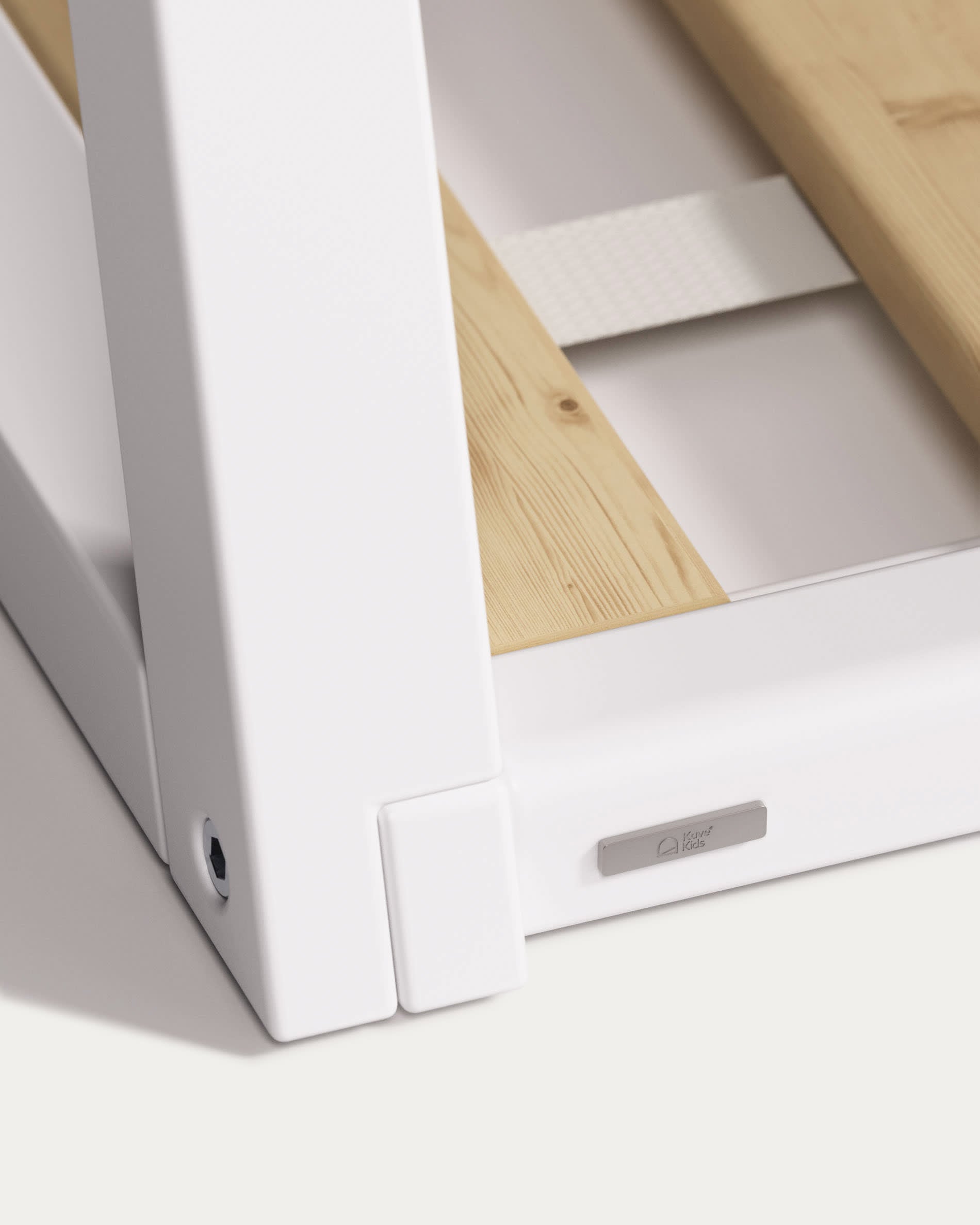 Entdecke das Maralis Tipi-Bett aus robuster Buche mit elegantem Weiß-Finish. Perfekt für Kleinkinder und stilvolle Räume.