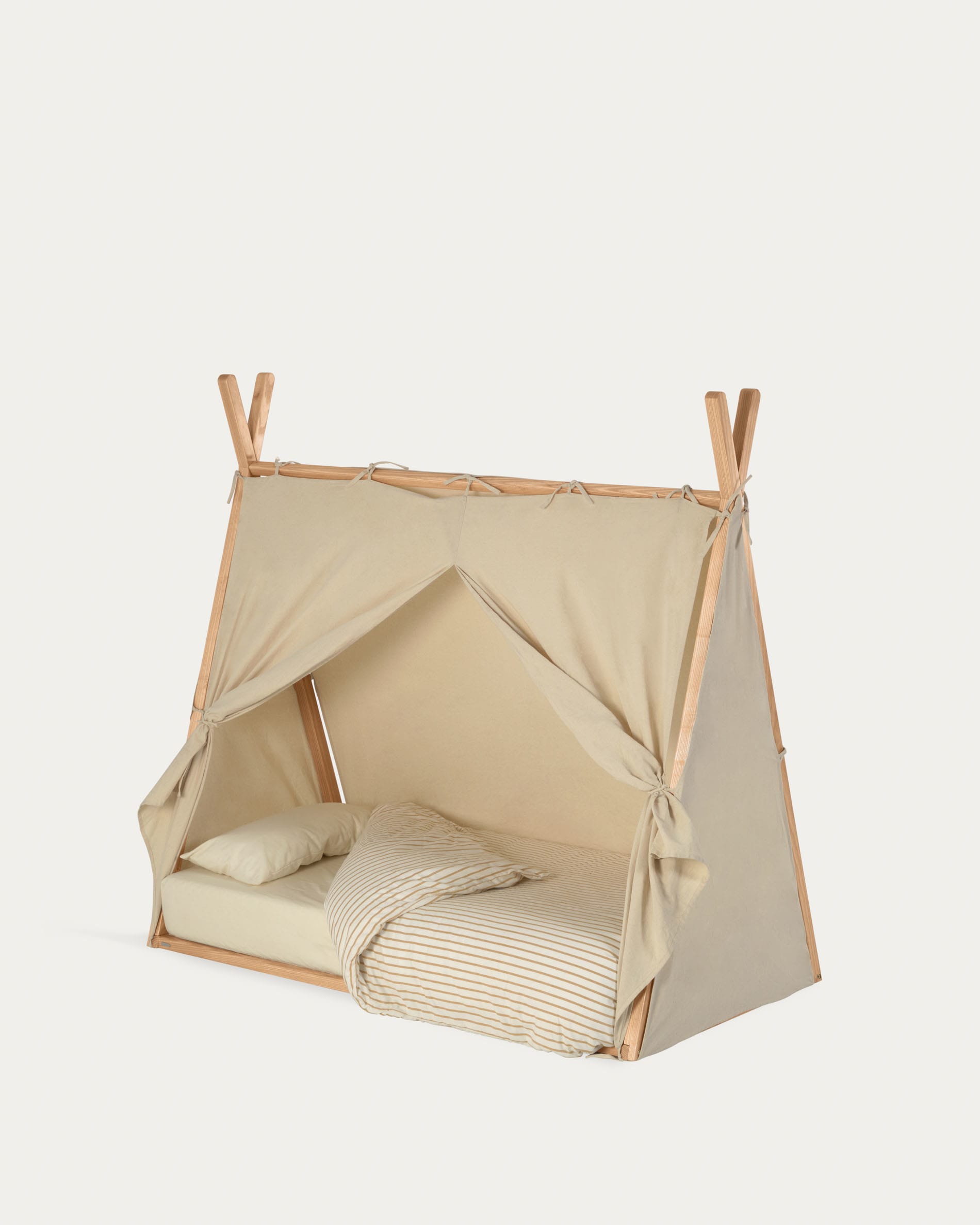 Maralis Tipi-Bett aus massiver Buche, 70x140 cm, mit natürlichem Finish. Ideal für Kinderzimmer, robust und modern designt.
