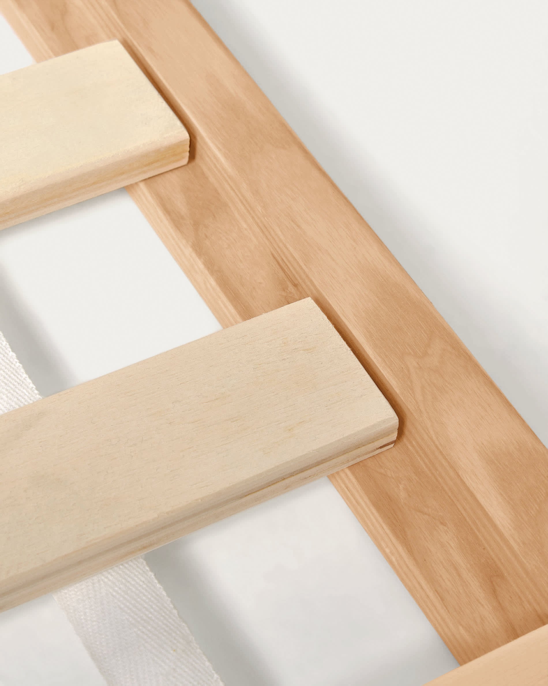 Das Maralis Tipi-Bett aus massiver Buche vereint Sicherheit und Stil. Perfekt für kreative Träume und unvergessliche Abenteuer im Kinderzimmer!