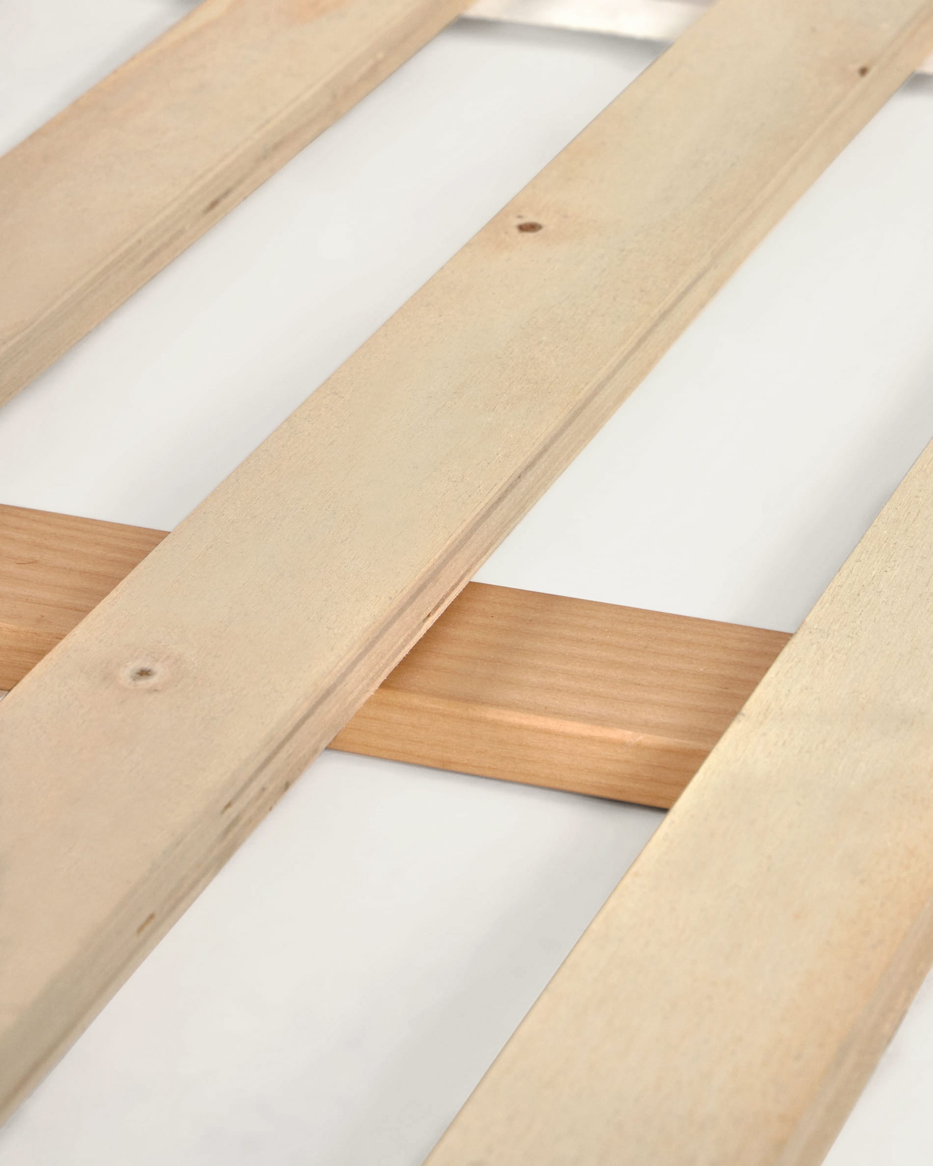 Das Maralis Tipi-Bett aus massiver Buche vereint Sicherheit und kreatives Design. Perfekt für Kinderzimmer mit Matratze 90 x 190 cm.