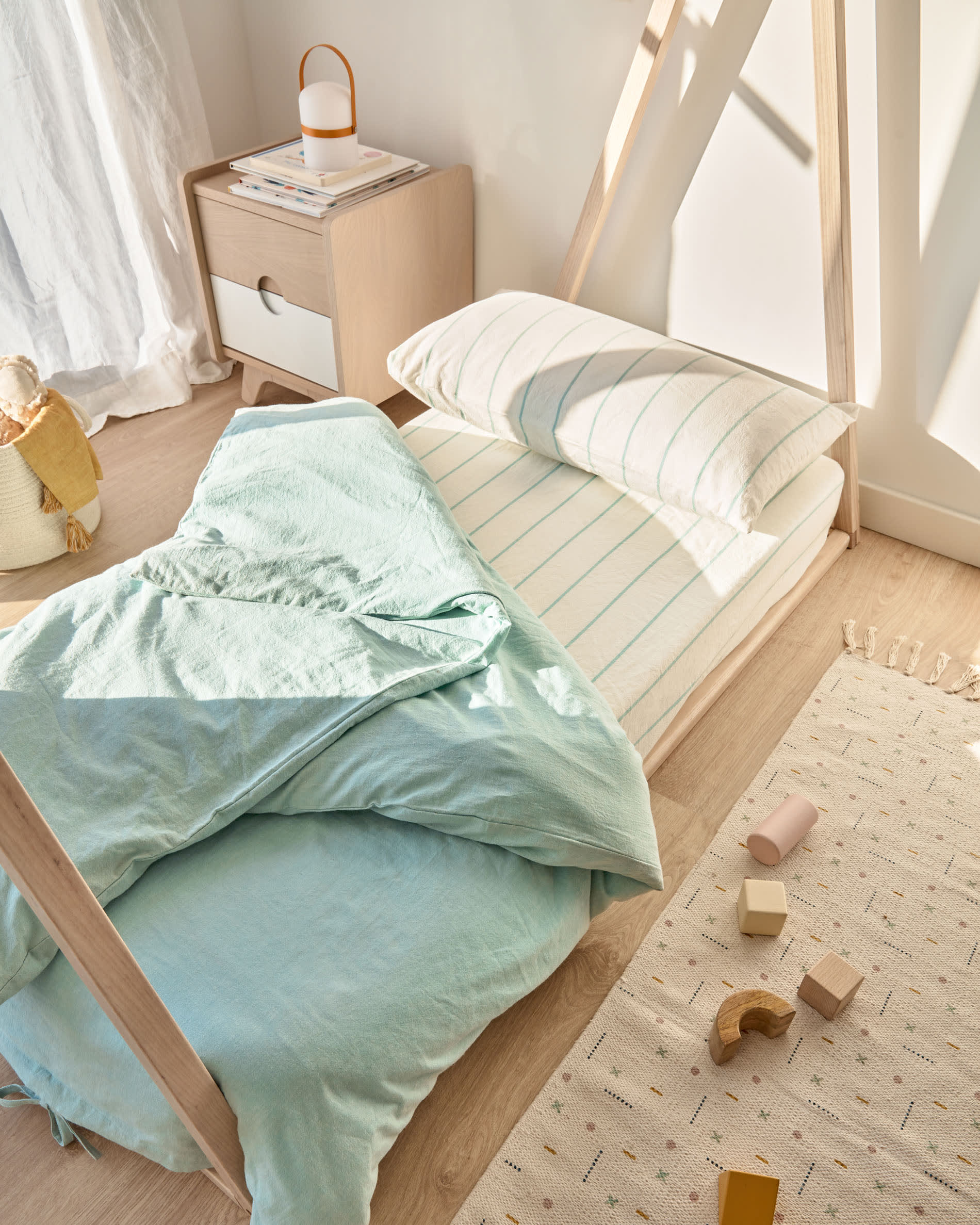 Das Maralis Tipi-Bett aus massiver Buche vereint kreatives Design und Sicherheit. Ideal für kleine Abenteurer und einen gemütlichen Schlafplatz.