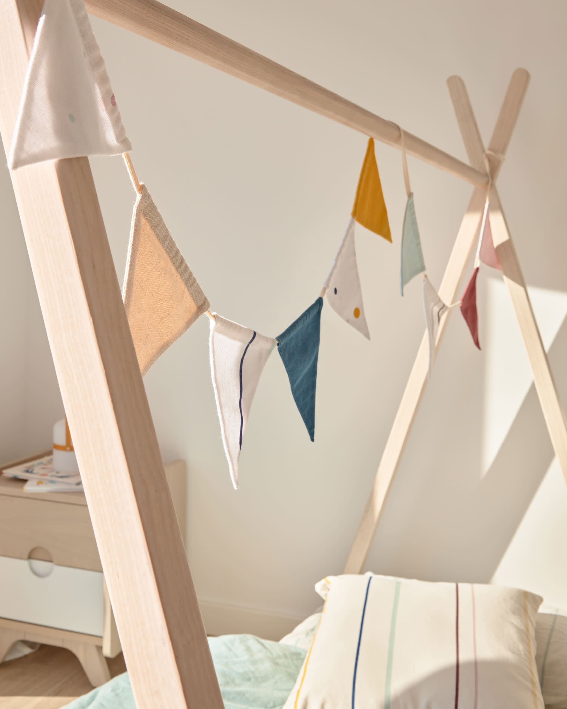 Das Maralis Tipi-Bett aus massiver Buche bietet Kindern einen sicheren, stilvollen Schlafplatz und regt die Fantasie zum Spielen an.