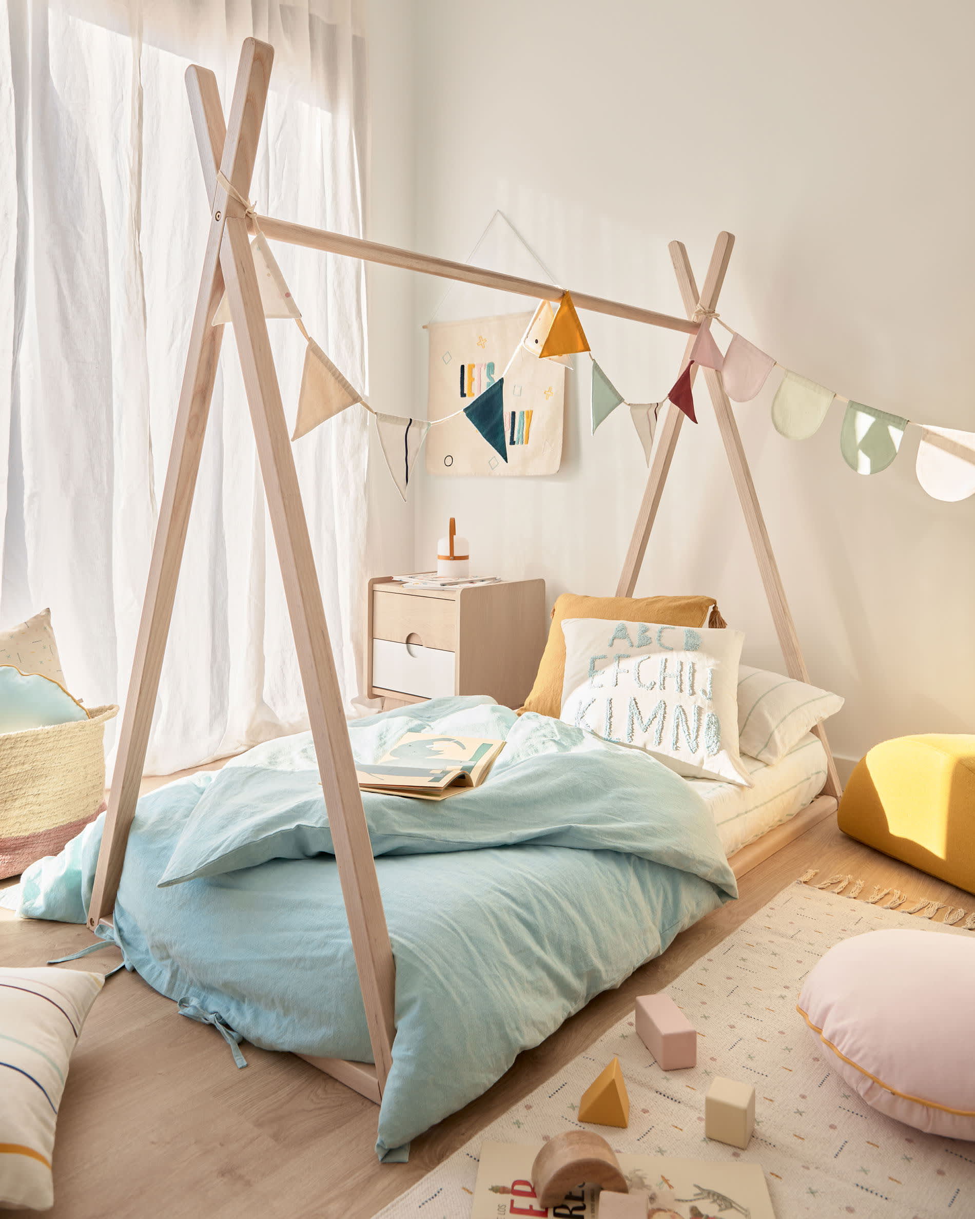 Das Maralis Tipi-Bett aus massiver Buche vereint Sicherheit und kreatives Design, ideal für abenteuerlustige Kinder und harmonische Kinderzimmer.