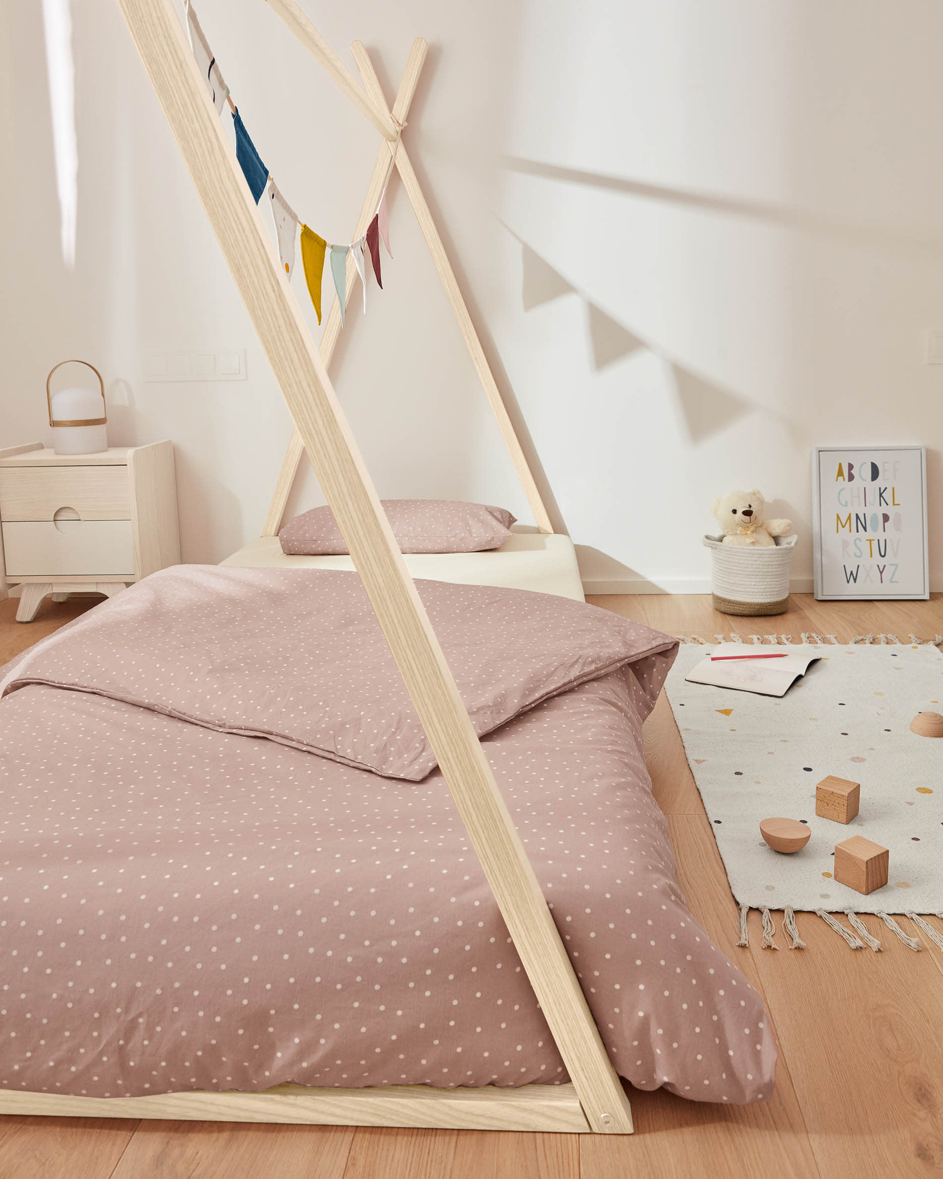 Das Maralis Tipi-Bett aus massiver Buche vereint Sicherheit und kreatives Design, ideal für abenteuerlustige Kinder und harmonische Kinderzimmer.