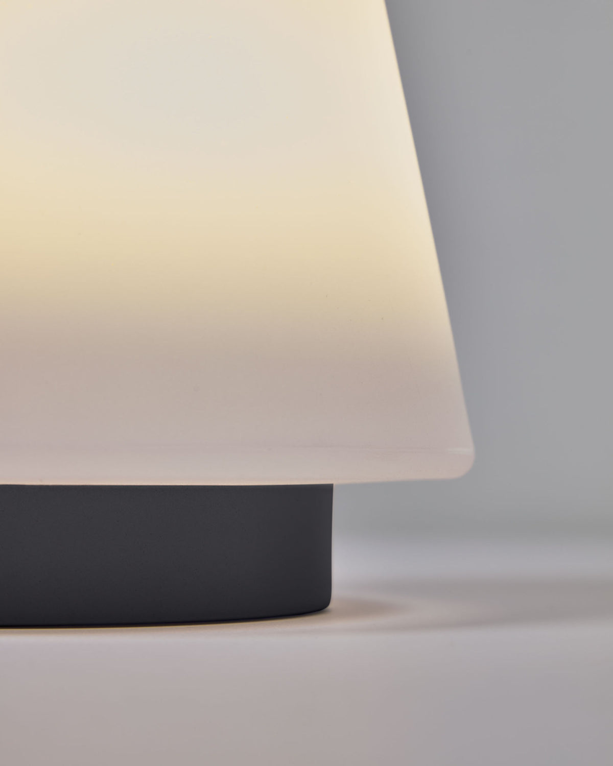 Udiya Outdoor-Tischlampe aus Polyethylen und Metall mit schwarzem Finish in Schwarz präsentiert im Onlineshop von KAQTU Design AG. Outdoor Tischleuchte ist von Kave Home