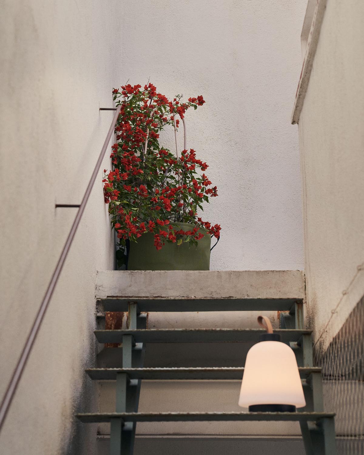 Moderne Tischlampe Udiya: Polyethylen & Metall, schwarzer Look.