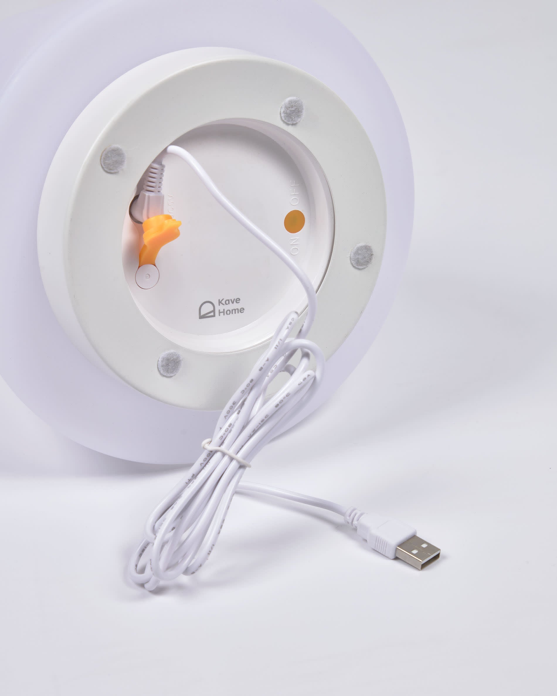 Moderne Udiya Tischlampe aus robustem Polyethylen und Metall, perfekt für stilvolle Akzente in Innen- und Außenbereichen.