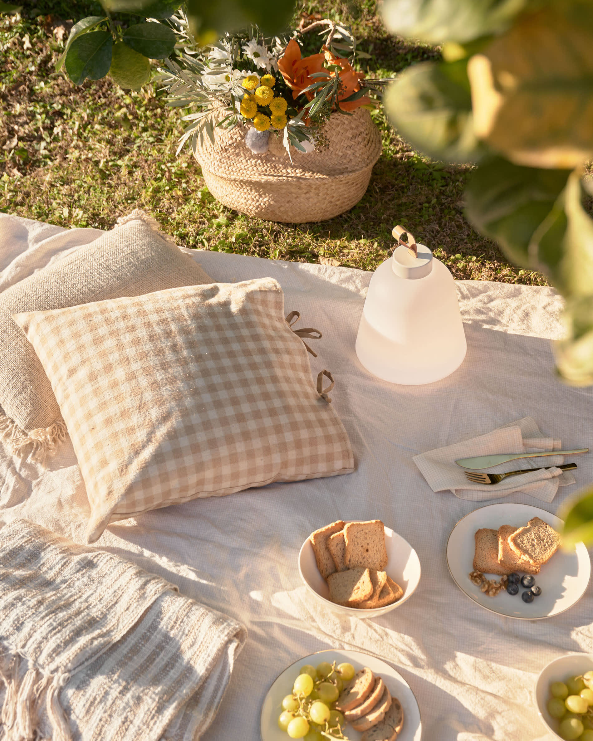 Die Udiya Tischlampe vereint modernes Design mit Funktionalität, ideal für drinnen und draussen, dank robustem Polyethylen und Metall.