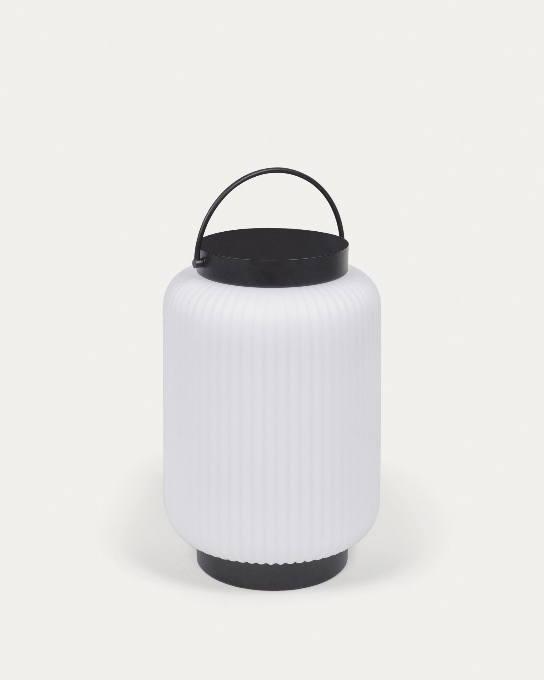 Elegante Verona Tischlampe von Kave Home: Polyethylen & Metall, schwarzes Finish, mobil & vielseitig, ideal für drinnen & draussen.