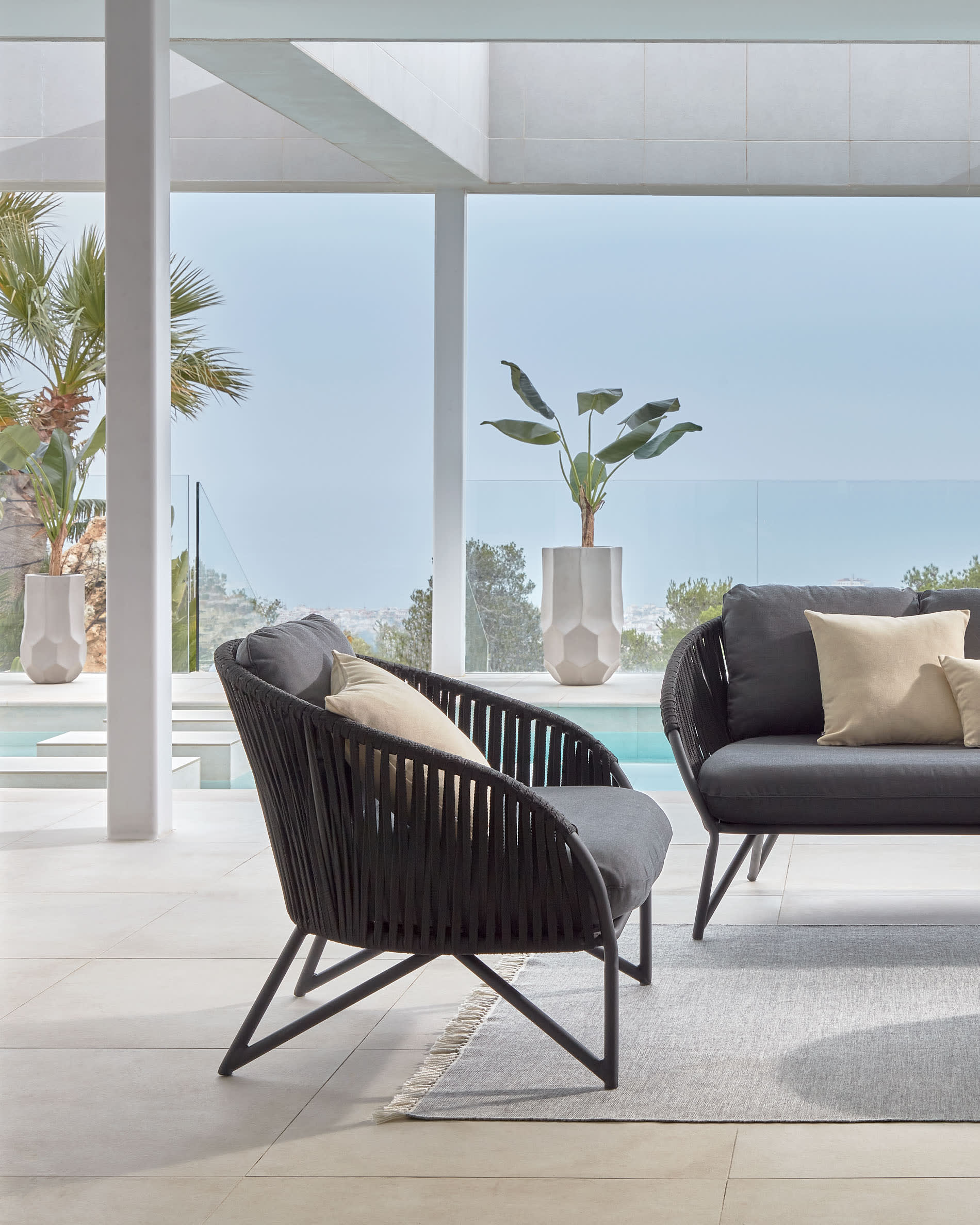 Die Verona Außen-Tischlampe von Kave Home vereint elegantes Design und praktische Mobilität aus robustem Polyethylen und Metall.